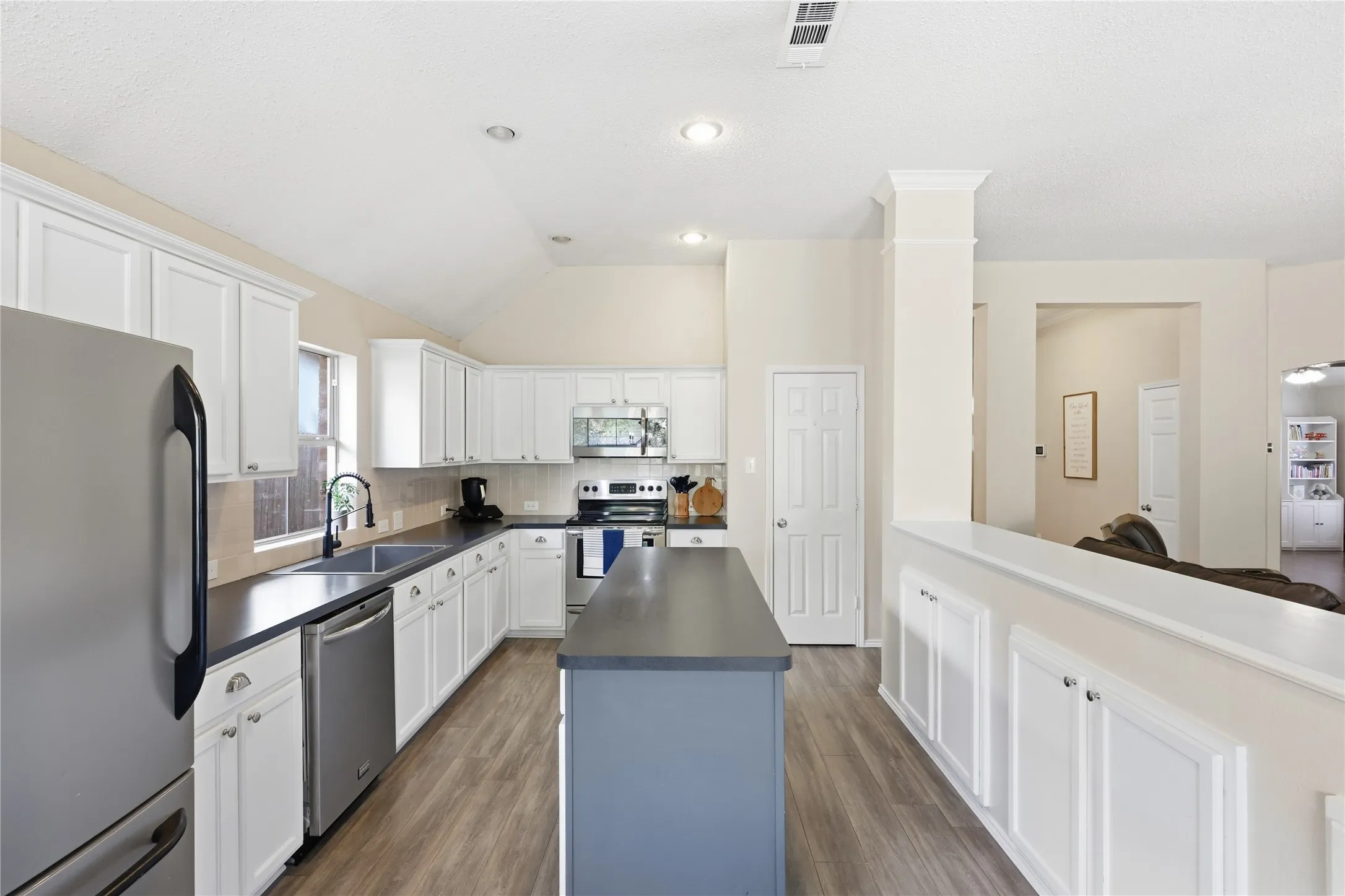 Single Family Residence For Sale in Tarrant County , 5213 Warm Springs Trail, Fort Worth, Texas 76137, 3 Bedroom, 2 Bathroom, 2 Garage spaces, 1,985 Sqft, built in 1997, mls#21411145, Real Estate Agent in Fort Worth, Homes For Sale in Tarrant county, Homes For Sale in Fort Worth, Realtor in Fort Worth Texas, Real Estate Brokerage Independent Realty Texas, Luminita Cordes Realtor