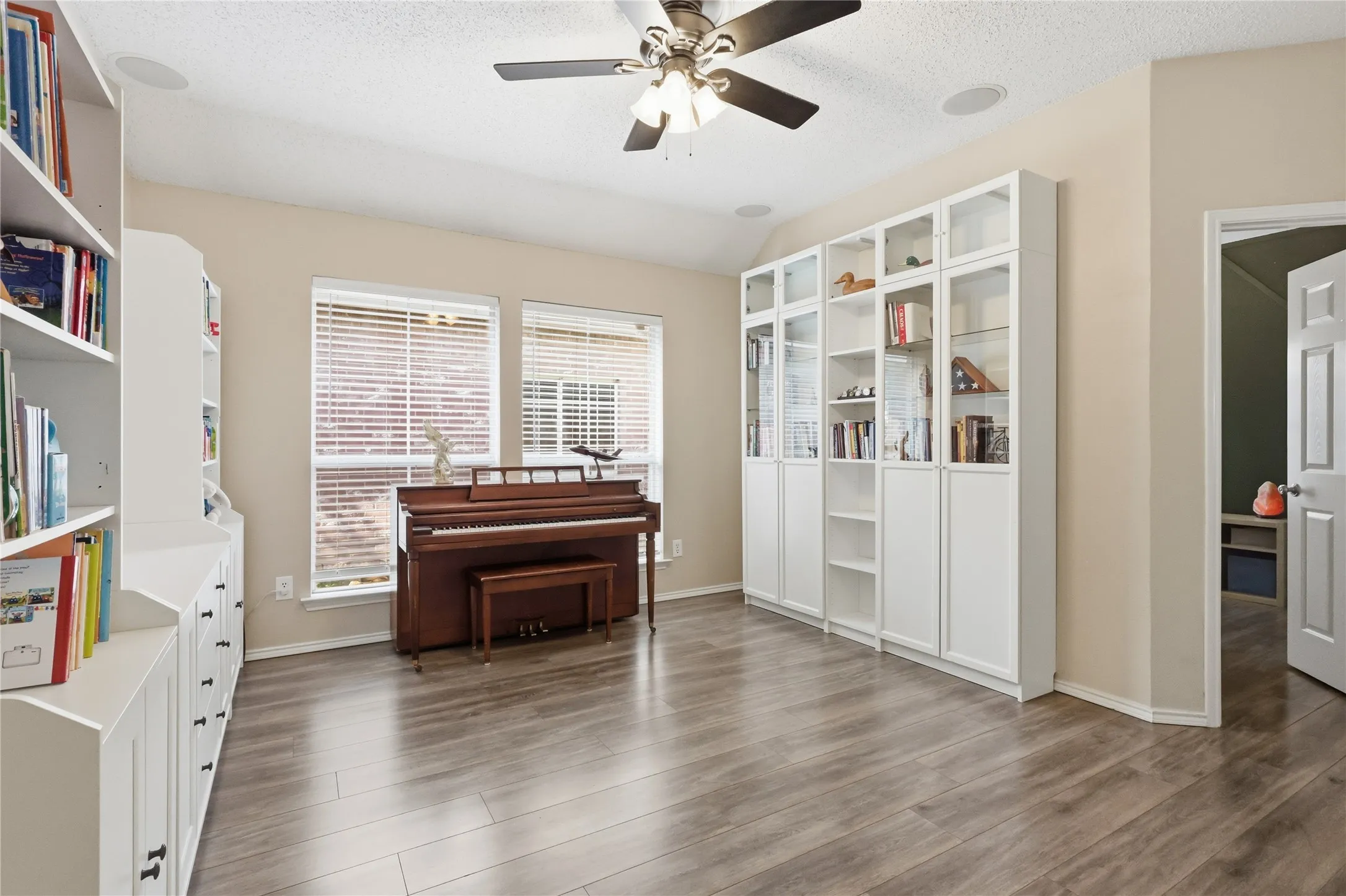 Single Family Residence For Sale in Tarrant County , 5213 Warm Springs Trail, Fort Worth, Texas 76137, 3 Bedroom, 2 Bathroom, 2 Garage spaces, 1,985 Sqft, built in 1997, mls#21411145, Real Estate Agent in Fort Worth, Homes For Sale in Tarrant county, Homes For Sale in Fort Worth, Realtor in Fort Worth Texas, Real Estate Brokerage Independent Realty Texas, Luminita Cordes Realtor