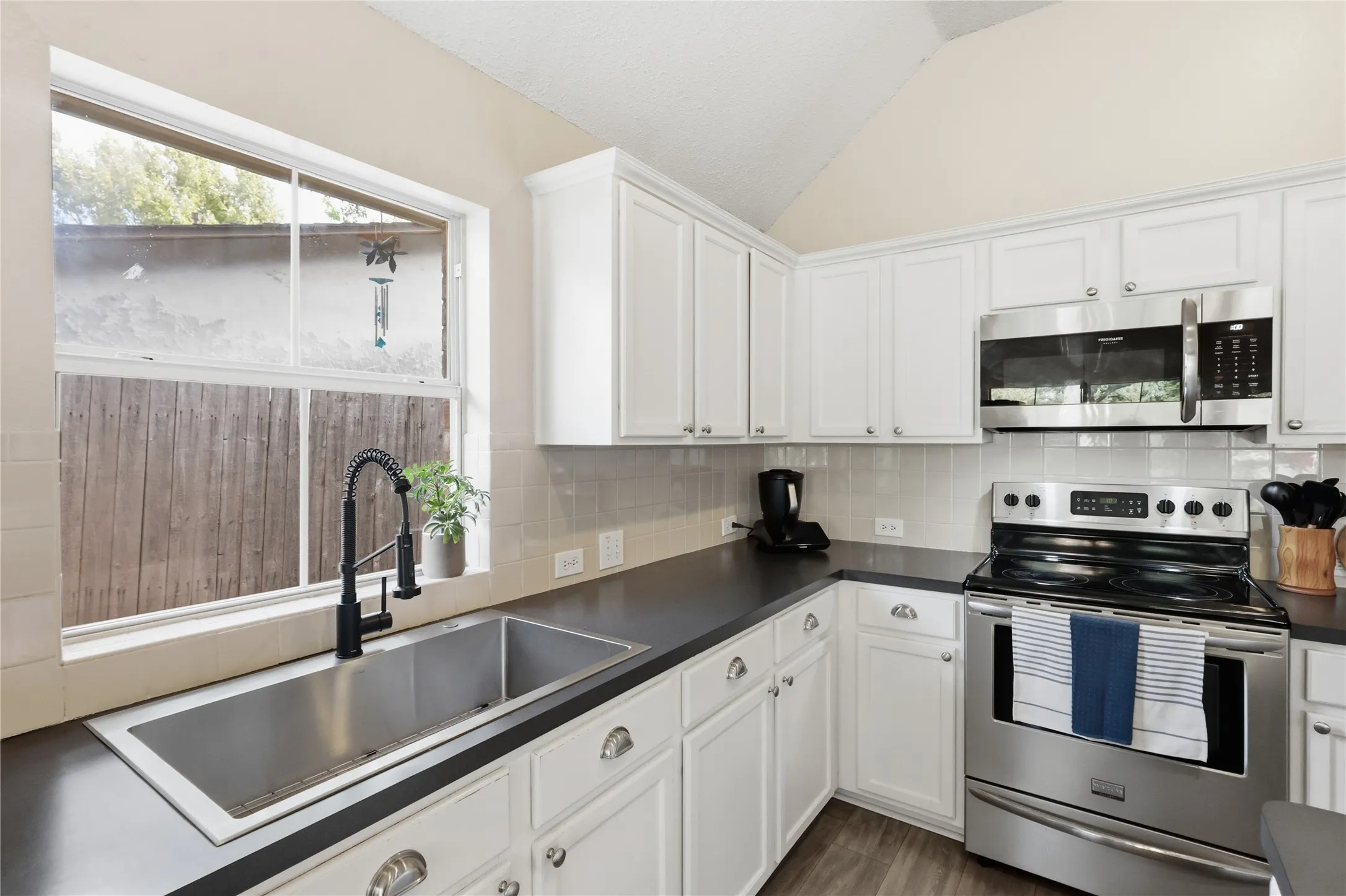 Single Family Residence For Sale in Tarrant County , 5213 Warm Springs Trail, Fort Worth, Texas 76137, 3 Bedroom, 2 Bathroom, 2 Garage spaces, 1,985 Sqft, built in 1997, mls#21411145, Real Estate Agent in Fort Worth, Homes For Sale in Tarrant county, Homes For Sale in Fort Worth, Realtor in Fort Worth Texas, Real Estate Brokerage Independent Realty Texas, Luminita Cordes Realtor