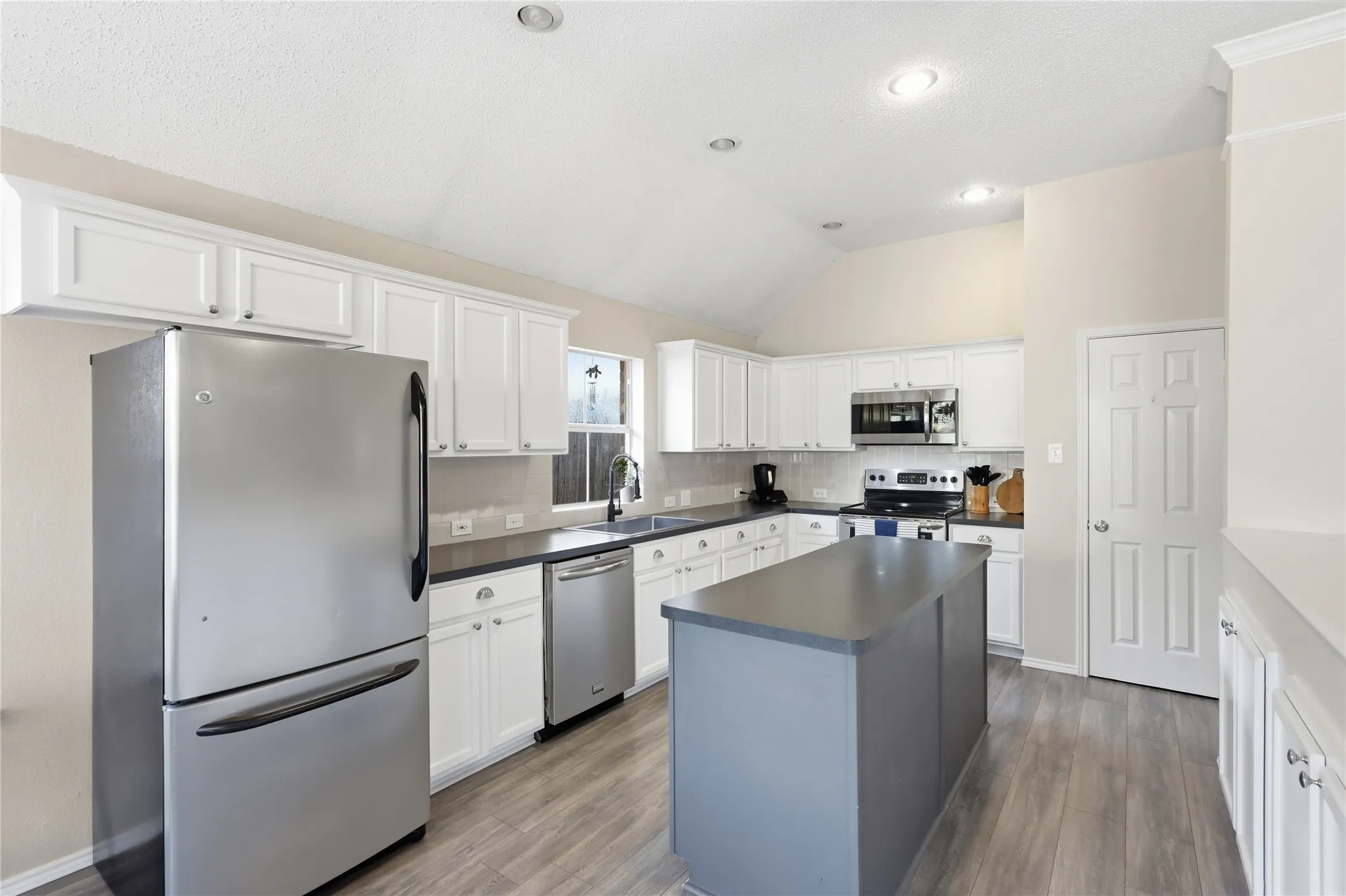 Single Family Residence For Sale in Tarrant County , 5213 Warm Springs Trail, Fort Worth, Texas 76137, 3 Bedroom, 2 Bathroom, 2 Garage spaces, 1,985 Sqft, built in 1997, mls#21411145, Real Estate Agent in Fort Worth, Homes For Sale in Tarrant county, Homes For Sale in Fort Worth, Realtor in Fort Worth Texas, Real Estate Brokerage Independent Realty Texas, Luminita Cordes Realtor