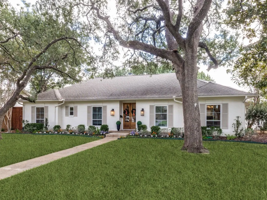 Single Family Residence For Sale in Dallas County , 4448 Hallmark Drive, Dallas, Texas 75229, 4 Bedroom, 4 Bathroom, 2 Garage spaces, 3,070 Sqft, built in 1962, mls#21411151, Real Estate Agent in Dallas, Homes For Sale in Dallas county, Homes For Sale in Dallas, Realtor in Dallas Texas, Real Estate Brokerage Independent Realty Texas, Luminita Cordes Realtor