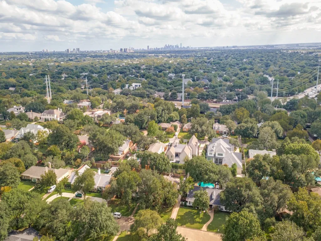 Single Family Residence For Sale in Dallas County , 4448 Hallmark Drive, Dallas, Texas 75229, 4 Bedroom, 4 Bathroom, 2 Garage spaces, 3,070 Sqft, built in 1962, mls#21411151, Real Estate Agent in Dallas, Homes For Sale in Dallas county, Homes For Sale in Dallas, Realtor in Dallas Texas, Real Estate Brokerage Independent Realty Texas, Luminita Cordes Realtor