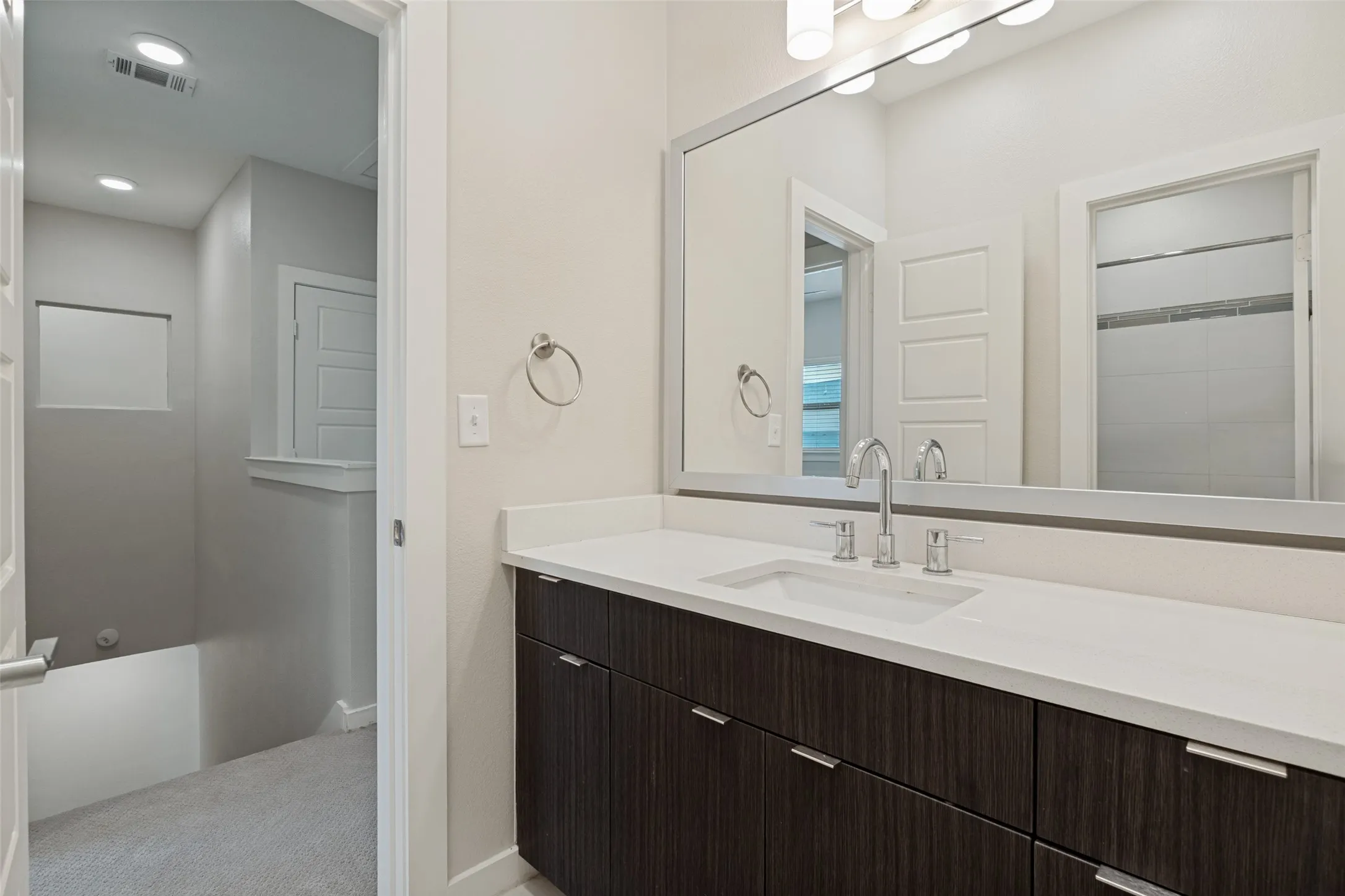 Condominium For Rent in Dallas County , 1596 Fiji Street, Dallas, Texas 75203, 3 Bedroom, 3 Bathroom, 2 Garage spaces, 1,468 Sqft, built in 2017, mls#21411153, Real Estate Agent in Dallas, Homes For Rent in Dallas county, Homes For Rent in Dallas, Realtor in Dallas Texas, Real Estate Brokerage Independent Realty Texas, Luminita Cordes Realtor