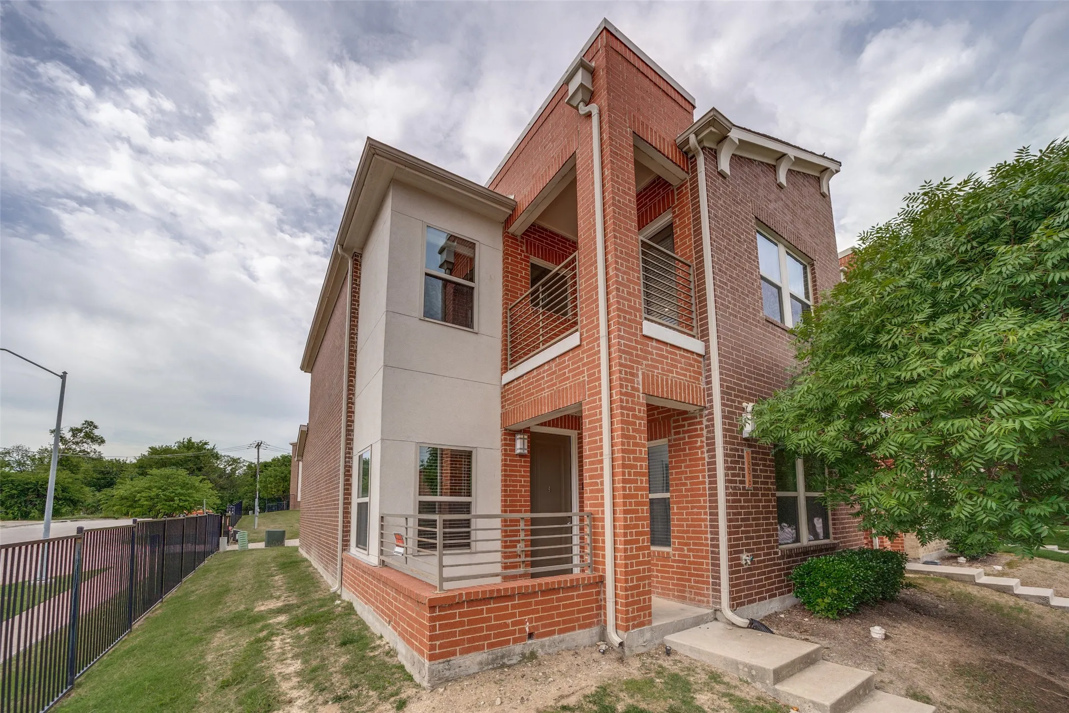 Condominium For Rent in Dallas County , 1596 Fiji Street, Dallas, Texas 75203, 3 Bedroom, 3 Bathroom, 2 Garage spaces, 1,468 Sqft, built in 2017, mls#21411153, Real Estate Agent in Dallas, Homes For Rent in Dallas county, Homes For Rent in Dallas, Realtor in Dallas Texas, Real Estate Brokerage Independent Realty Texas, Luminita Cordes Realtor