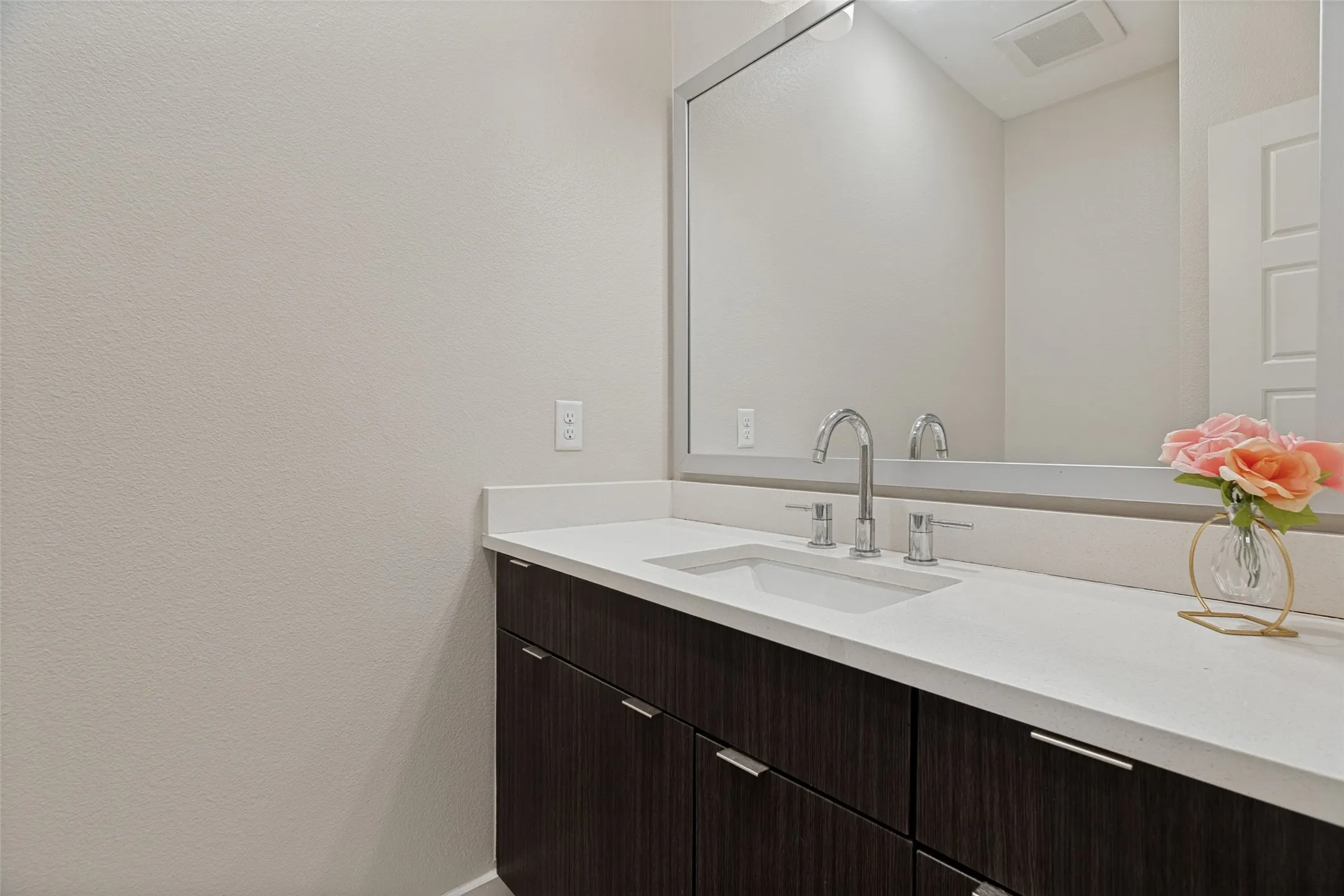 Condominium For Rent in Dallas County , 1596 Fiji Street, Dallas, Texas 75203, 3 Bedroom, 3 Bathroom, 2 Garage spaces, 1,468 Sqft, built in 2017, mls#21411153, Real Estate Agent in Dallas, Homes For Rent in Dallas county, Homes For Rent in Dallas, Realtor in Dallas Texas, Real Estate Brokerage Independent Realty Texas, Luminita Cordes Realtor