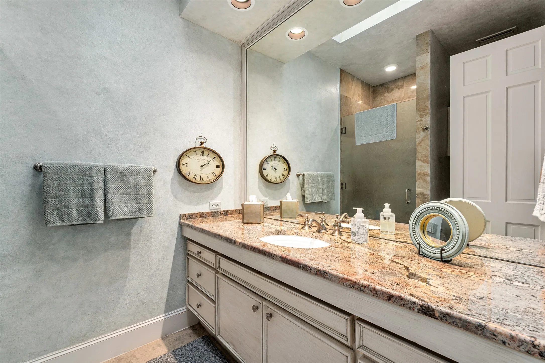 Townhouse For Sale in Dallas County , 6294 Willowgate Lane, Dallas, Texas 75230, 3 Bedroom, 4 Bathroom, 2 Garage spaces, 3,238 Sqft, built in 1986, mls#21404322, Real Estate Agent in Dallas, Homes For Sale in Dallas county, Homes For Sale in Dallas, Realtor in Dallas Texas, Real Estate Brokerage Independent Realty Texas, Luminita Cordes Realtor