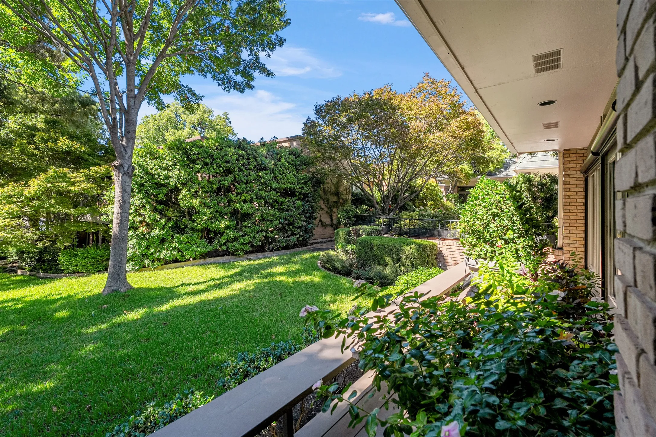 Townhouse For Sale in Dallas County , 6294 Willowgate Lane, Dallas, Texas 75230, 3 Bedroom, 4 Bathroom, 2 Garage spaces, 3,238 Sqft, built in 1986, mls#21404322, Real Estate Agent in Dallas, Homes For Sale in Dallas county, Homes For Sale in Dallas, Realtor in Dallas Texas, Real Estate Brokerage Independent Realty Texas, Luminita Cordes Realtor