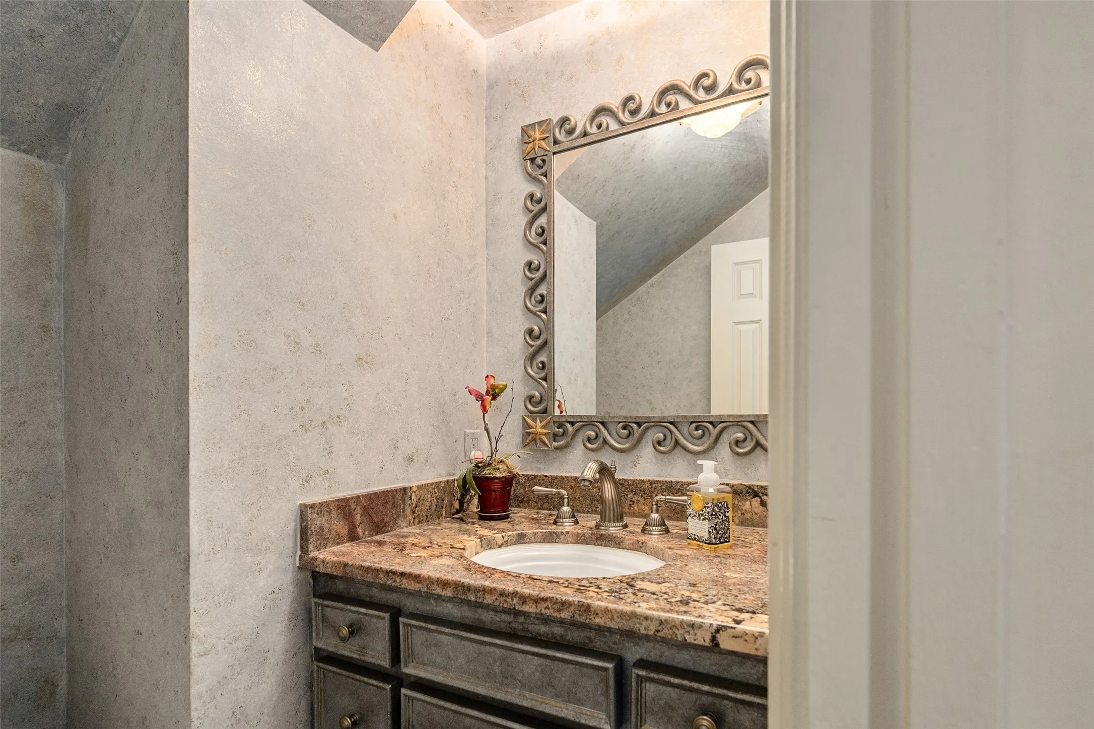 Townhouse For Sale in Dallas County , 6294 Willowgate Lane, Dallas, Texas 75230, 3 Bedroom, 4 Bathroom, 2 Garage spaces, 3,238 Sqft, built in 1986, mls#21404322, Real Estate Agent in Dallas, Homes For Sale in Dallas county, Homes For Sale in Dallas, Realtor in Dallas Texas, Real Estate Brokerage Independent Realty Texas, Luminita Cordes Realtor