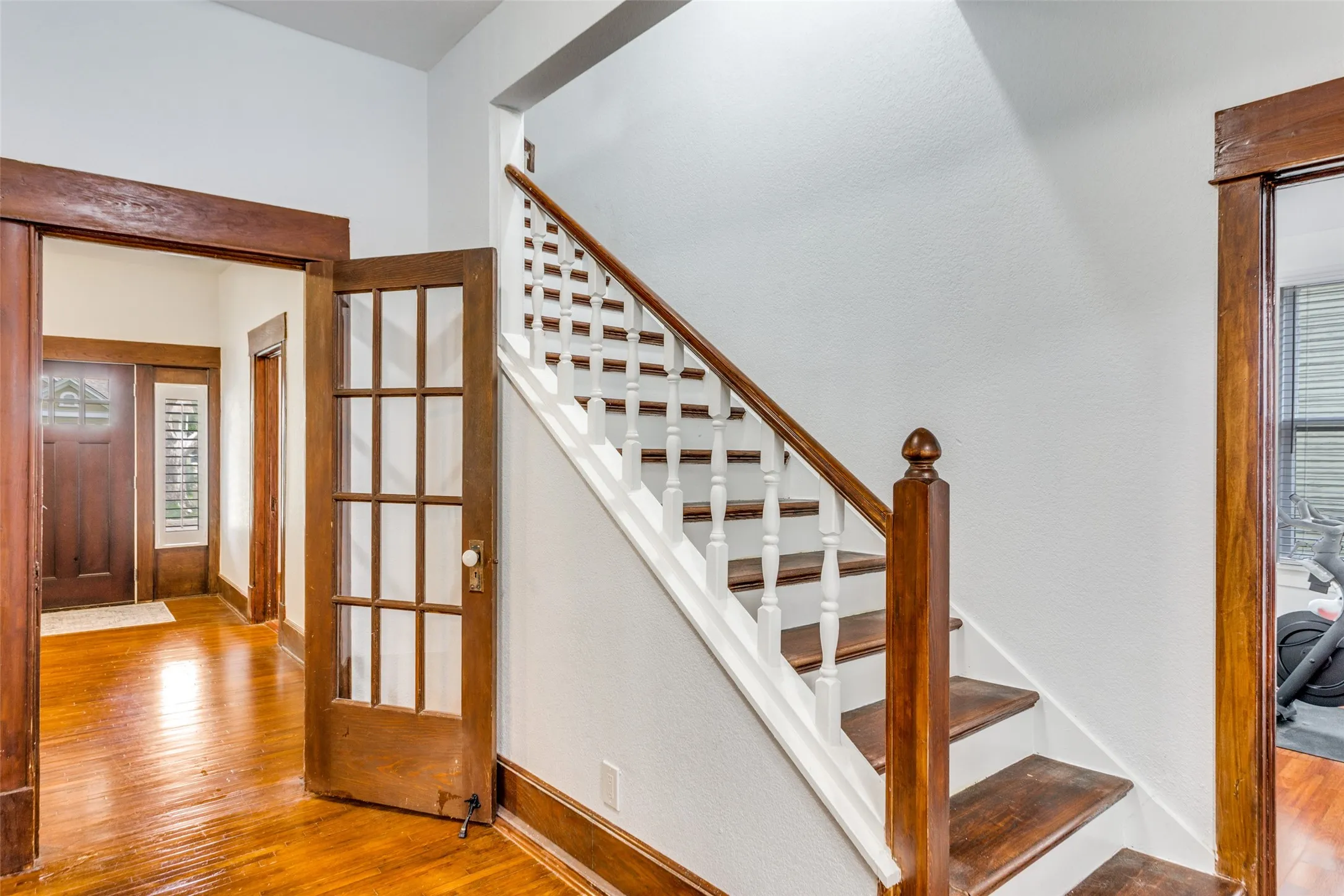 Single Family Residence For Rent in Tarrant County , 1810 5th Avenue, Fort Worth, Texas 76110, 4 Bedroom, 2 Bathroom, 2 Garage spaces, 2,160 Sqft, built in 1905, mls#21411167, Real Estate Agent in Fort Worth, Homes For Rent in Tarrant county, Homes For Rent in Fort Worth, Realtor in Fort Worth Texas, Real Estate Brokerage Independent Realty Texas, Luminita Cordes Realtor