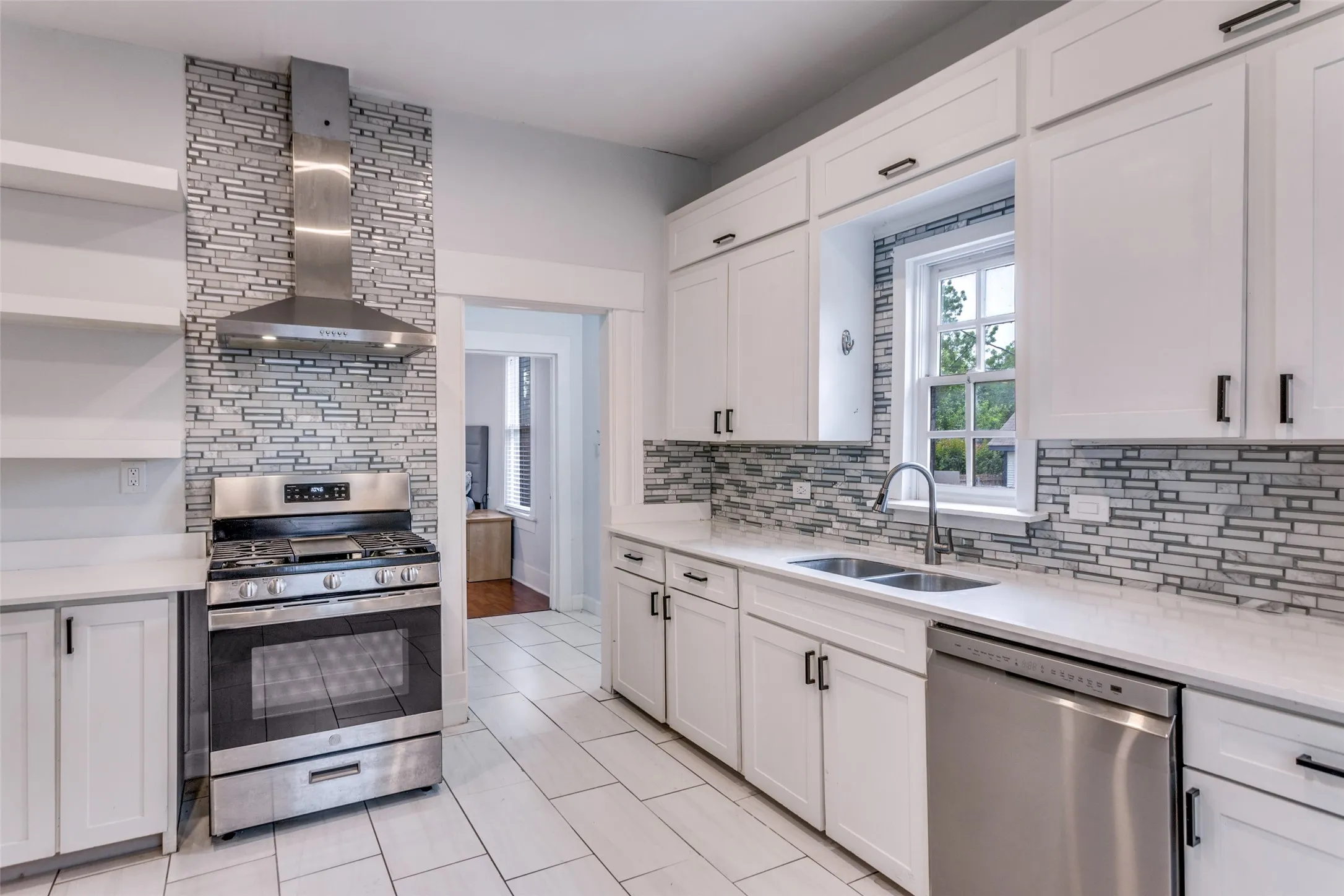 Single Family Residence For Rent in Tarrant County , 1810 5th Avenue, Fort Worth, Texas 76110, 4 Bedroom, 2 Bathroom, 2 Garage spaces, 2,160 Sqft, built in 1905, mls#21411167, Real Estate Agent in Fort Worth, Homes For Rent in Tarrant county, Homes For Rent in Fort Worth, Realtor in Fort Worth Texas, Real Estate Brokerage Independent Realty Texas, Luminita Cordes Realtor