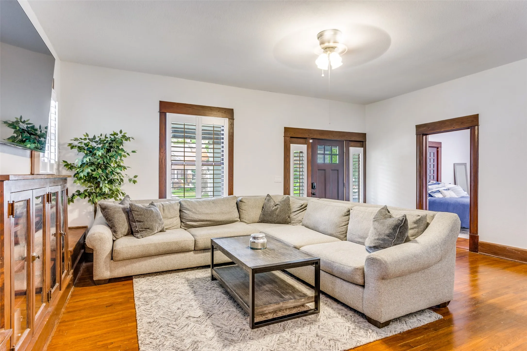 Single Family Residence For Rent in Tarrant County , 1810 5th Avenue, Fort Worth, Texas 76110, 4 Bedroom, 2 Bathroom, 2 Garage spaces, 2,160 Sqft, built in 1905, mls#21411167, Real Estate Agent in Fort Worth, Homes For Rent in Tarrant county, Homes For Rent in Fort Worth, Realtor in Fort Worth Texas, Real Estate Brokerage Independent Realty Texas, Luminita Cordes Realtor