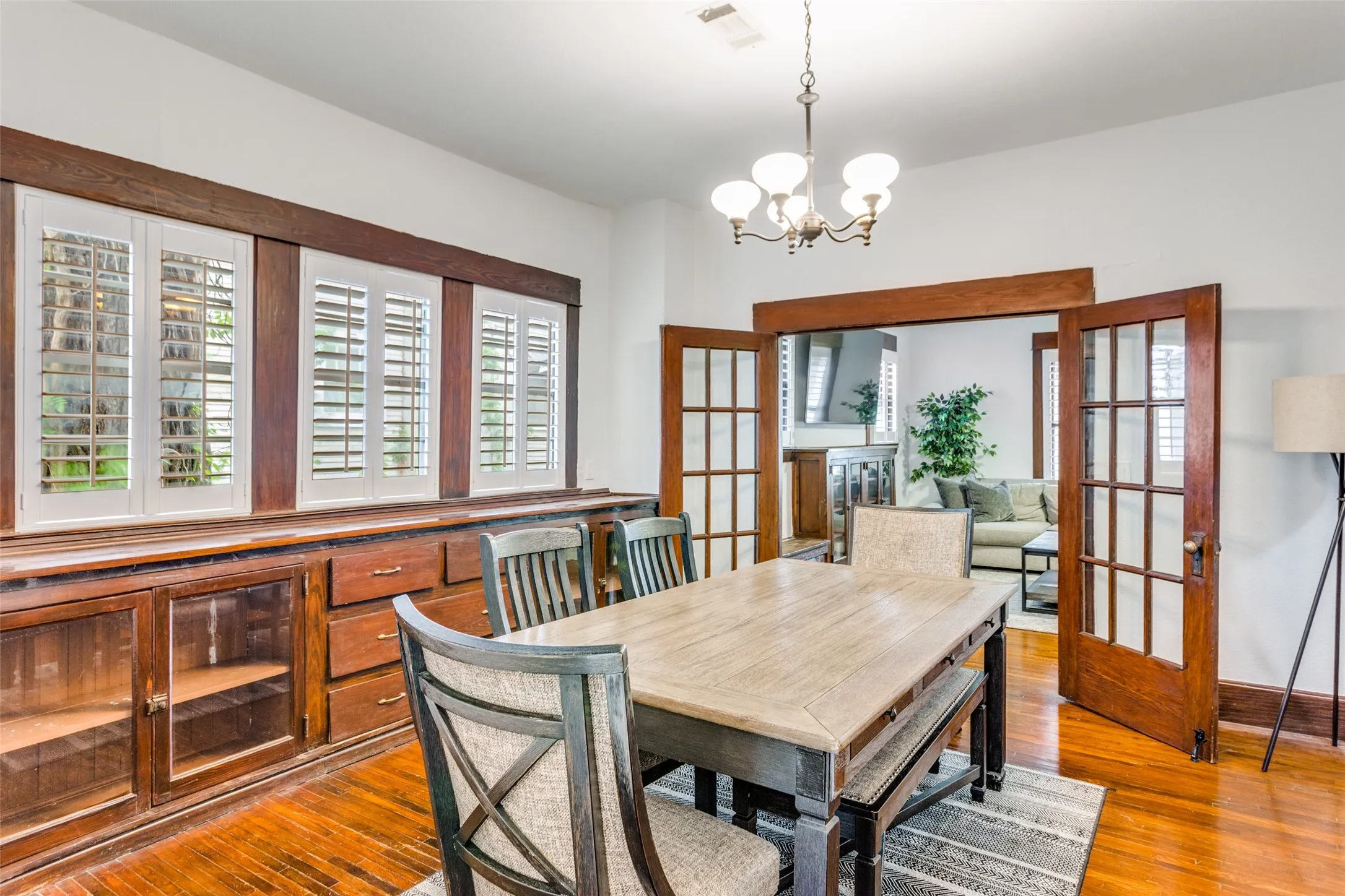 Single Family Residence For Rent in Tarrant County , 1810 5th Avenue, Fort Worth, Texas 76110, 4 Bedroom, 2 Bathroom, 2 Garage spaces, 2,160 Sqft, built in 1905, mls#21411167, Real Estate Agent in Fort Worth, Homes For Rent in Tarrant county, Homes For Rent in Fort Worth, Realtor in Fort Worth Texas, Real Estate Brokerage Independent Realty Texas, Luminita Cordes Realtor