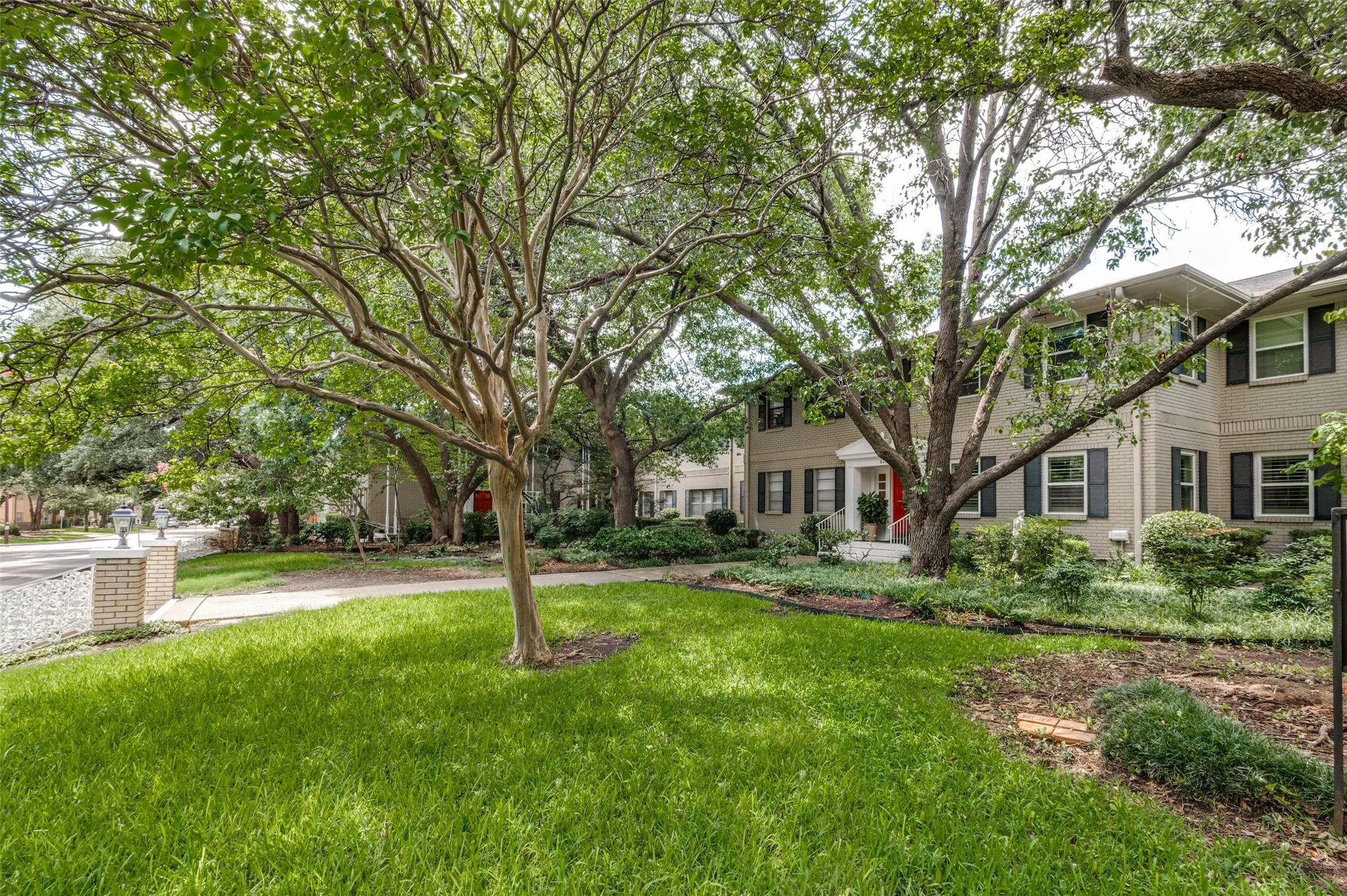 Condominium For Rent in Dallas County , 6211 Bandera Avenue D, Dallas, Texas 75225, 2 Bedroom, 2 Bathroom, Garage spaces, 1,488 Sqft, built in 1958, mls#21411171, Real Estate Agent in Dallas, Homes For Rent in Dallas county, Homes For Rent in Dallas, Realtor in Dallas Texas, Real Estate Brokerage Independent Realty Texas, Luminita Cordes Realtor