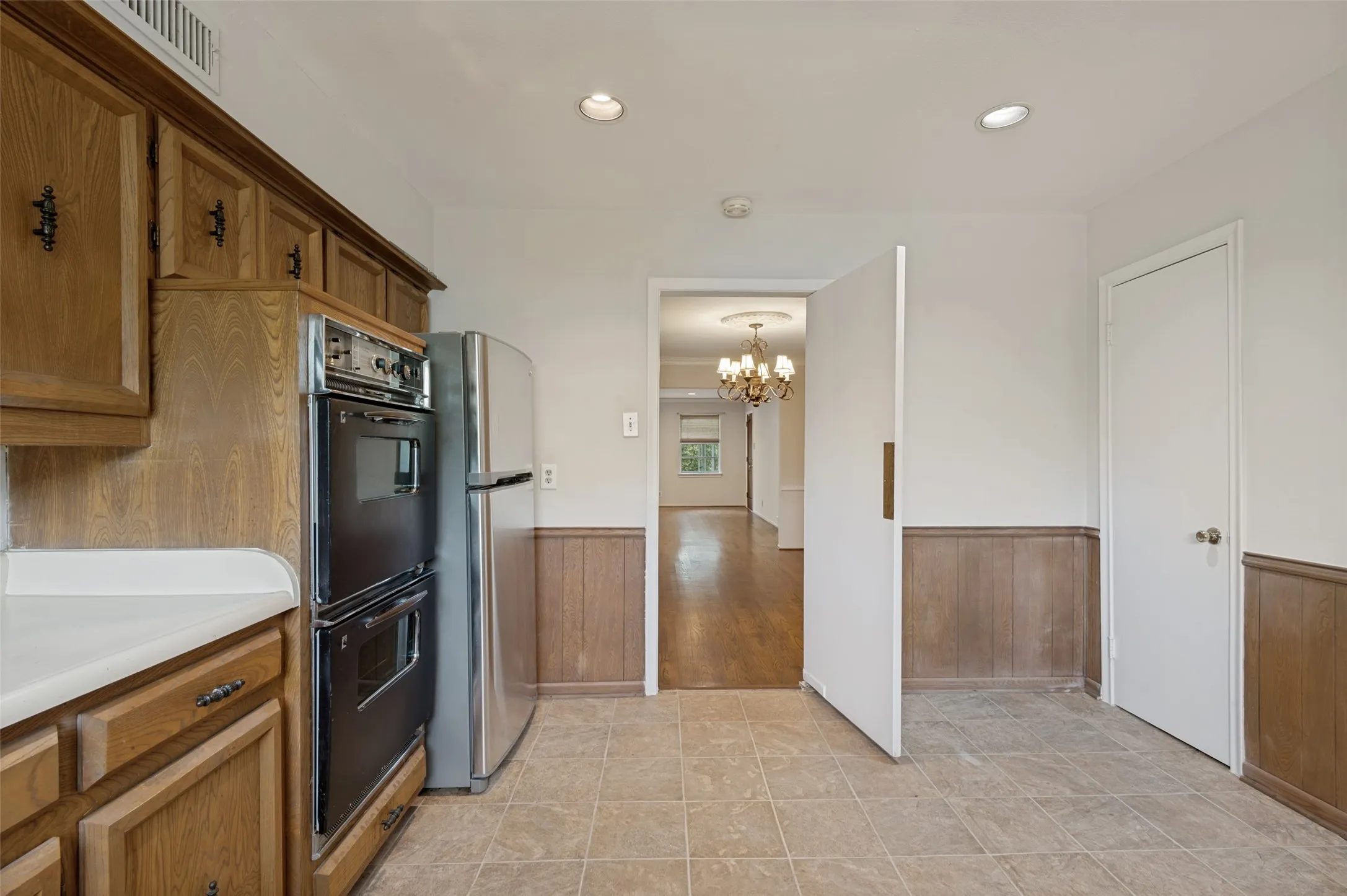 Condominium For Rent in Dallas County , 6211 Bandera Avenue D, Dallas, Texas 75225, 2 Bedroom, 2 Bathroom, Garage spaces, 1,488 Sqft, built in 1958, mls#21411171, Real Estate Agent in Dallas, Homes For Rent in Dallas county, Homes For Rent in Dallas, Realtor in Dallas Texas, Real Estate Brokerage Independent Realty Texas, Luminita Cordes Realtor