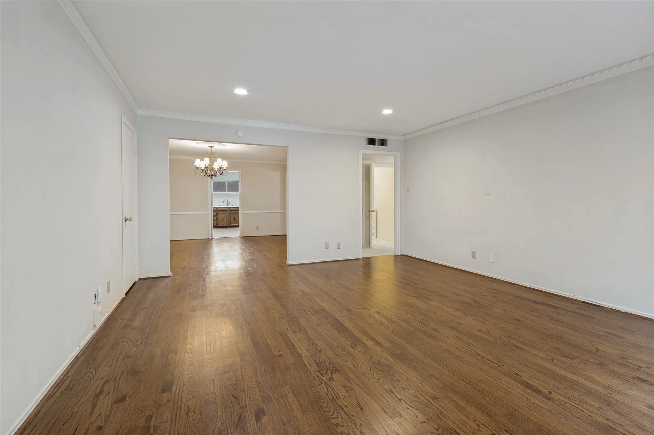 Condominium For Rent in Dallas County , 6211 Bandera Avenue D, Dallas, Texas 75225, 2 Bedroom, 2 Bathroom, Garage spaces, 1,488 Sqft, built in 1958, mls#21411171, Real Estate Agent in Dallas, Homes For Rent in Dallas county, Homes For Rent in Dallas, Realtor in Dallas Texas, Real Estate Brokerage Independent Realty Texas, Luminita Cordes Realtor