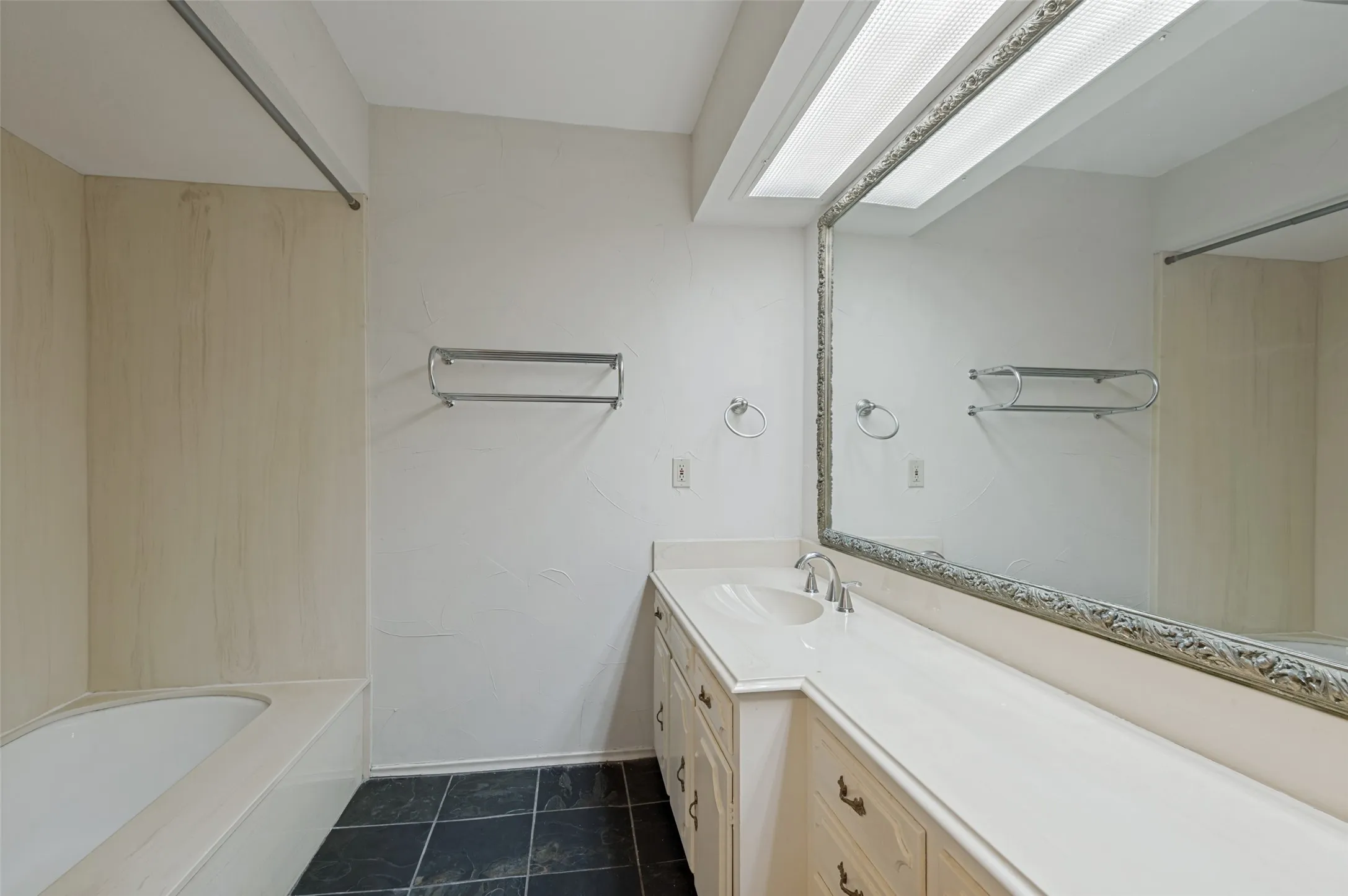 Condominium For Rent in Dallas County , 6211 Bandera Avenue D, Dallas, Texas 75225, 2 Bedroom, 2 Bathroom, Garage spaces, 1,488 Sqft, built in 1958, mls#21411171, Real Estate Agent in Dallas, Homes For Rent in Dallas county, Homes For Rent in Dallas, Realtor in Dallas Texas, Real Estate Brokerage Independent Realty Texas, Luminita Cordes Realtor