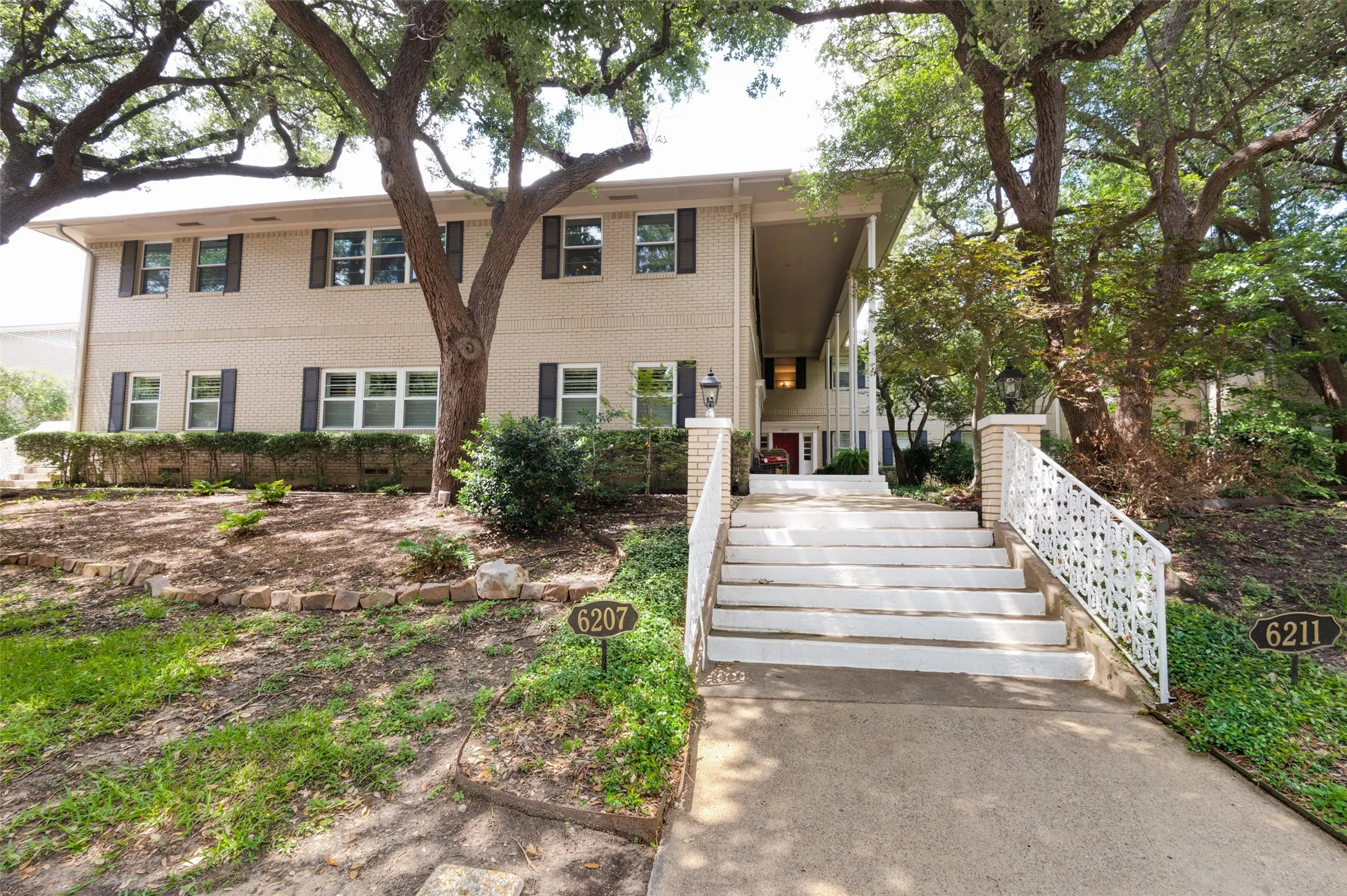 Condominium For Rent in Dallas County , 6211 Bandera Avenue D, Dallas, Texas 75225, 2 Bedroom, 2 Bathroom, Garage spaces, 1,488 Sqft, built in 1958, mls#21411171, Real Estate Agent in Dallas, Homes For Rent in Dallas county, Homes For Rent in Dallas, Realtor in Dallas Texas, Real Estate Brokerage Independent Realty Texas, Luminita Cordes Realtor