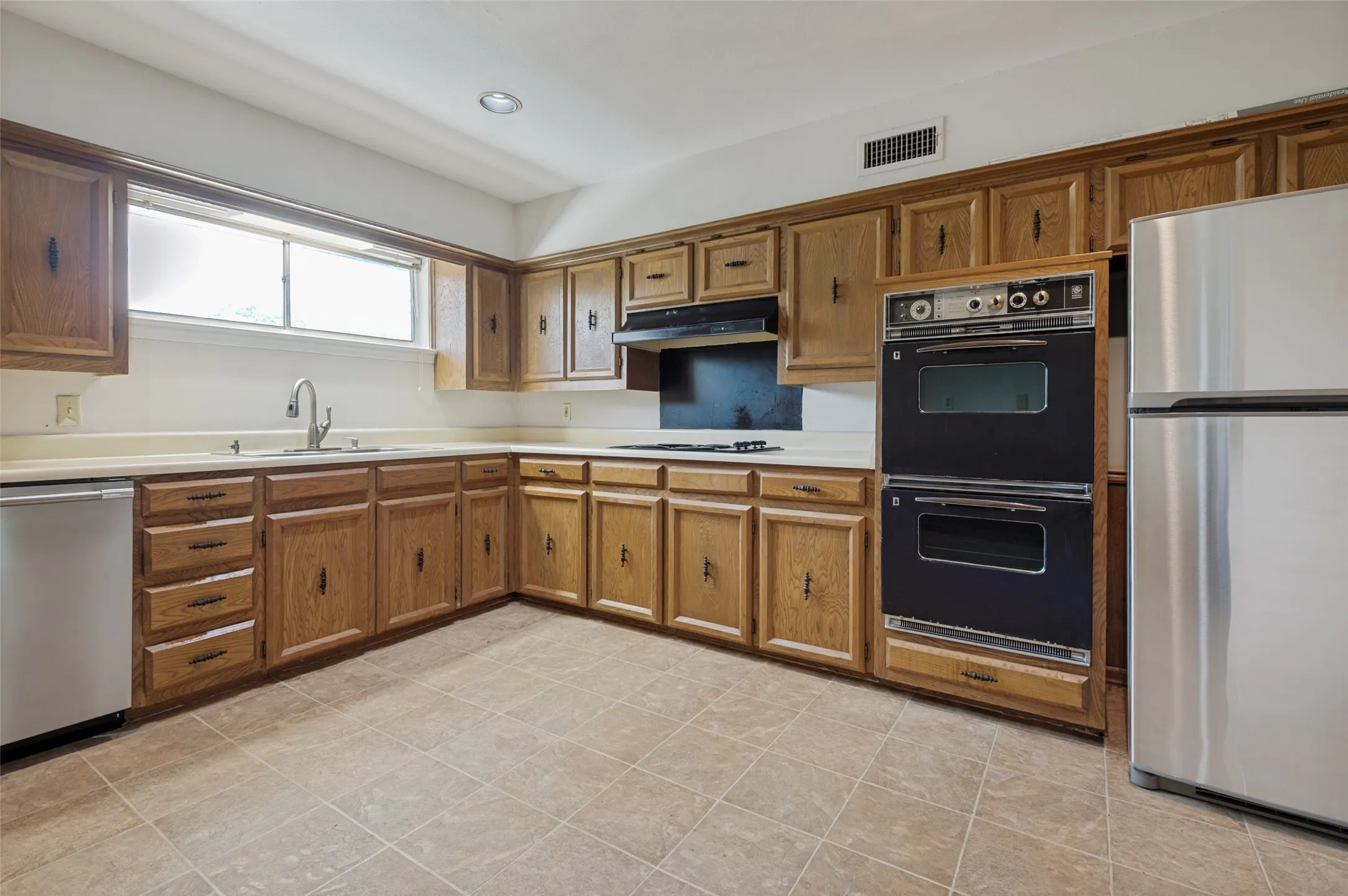 Condominium For Rent in Dallas County , 6211 Bandera Avenue D, Dallas, Texas 75225, 2 Bedroom, 2 Bathroom, Garage spaces, 1,488 Sqft, built in 1958, mls#21411171, Real Estate Agent in Dallas, Homes For Rent in Dallas county, Homes For Rent in Dallas, Realtor in Dallas Texas, Real Estate Brokerage Independent Realty Texas, Luminita Cordes Realtor