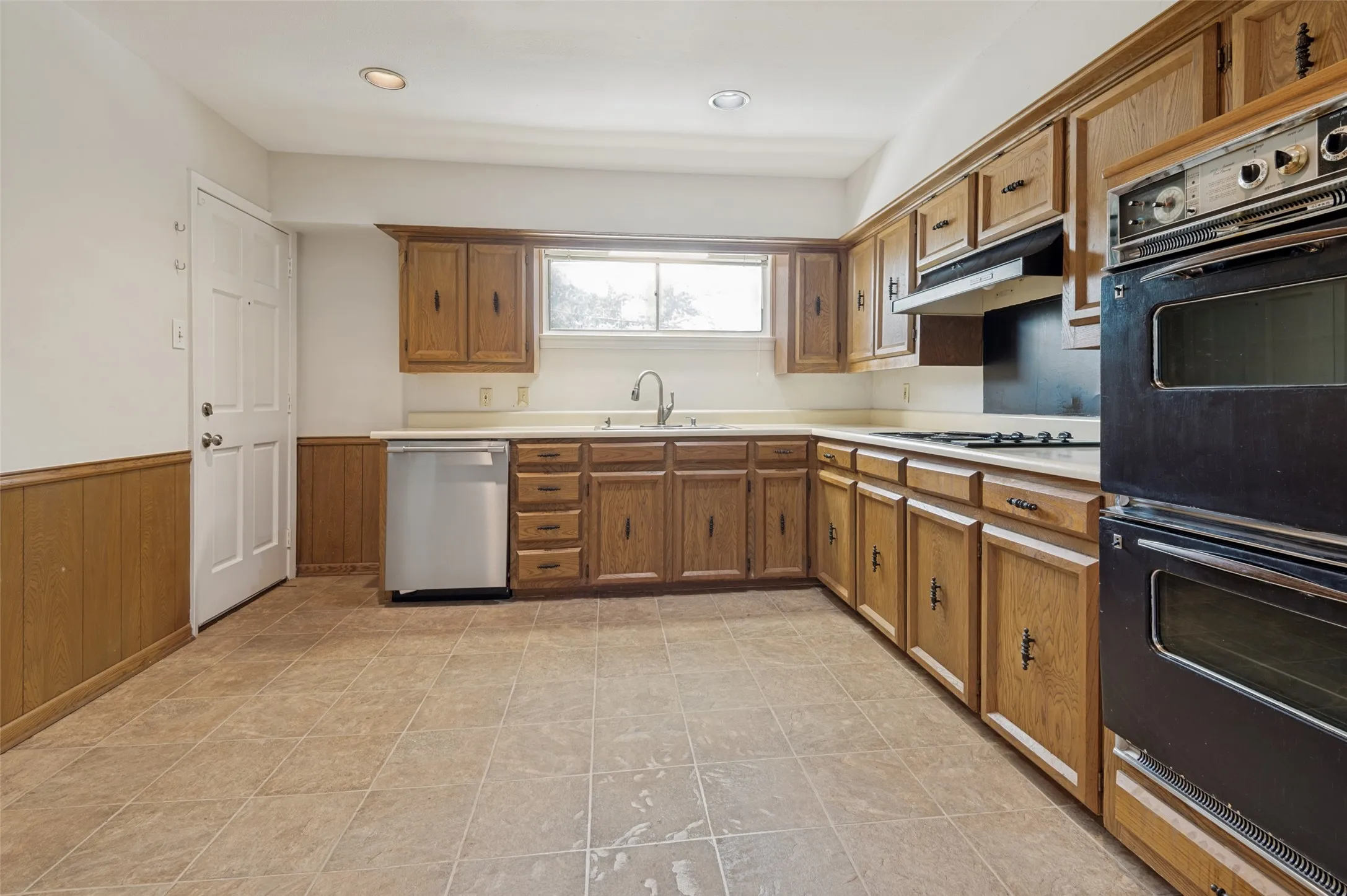 Condominium For Rent in Dallas County , 6211 Bandera Avenue D, Dallas, Texas 75225, 2 Bedroom, 2 Bathroom, Garage spaces, 1,488 Sqft, built in 1958, mls#21411171, Real Estate Agent in Dallas, Homes For Rent in Dallas county, Homes For Rent in Dallas, Realtor in Dallas Texas, Real Estate Brokerage Independent Realty Texas, Luminita Cordes Realtor