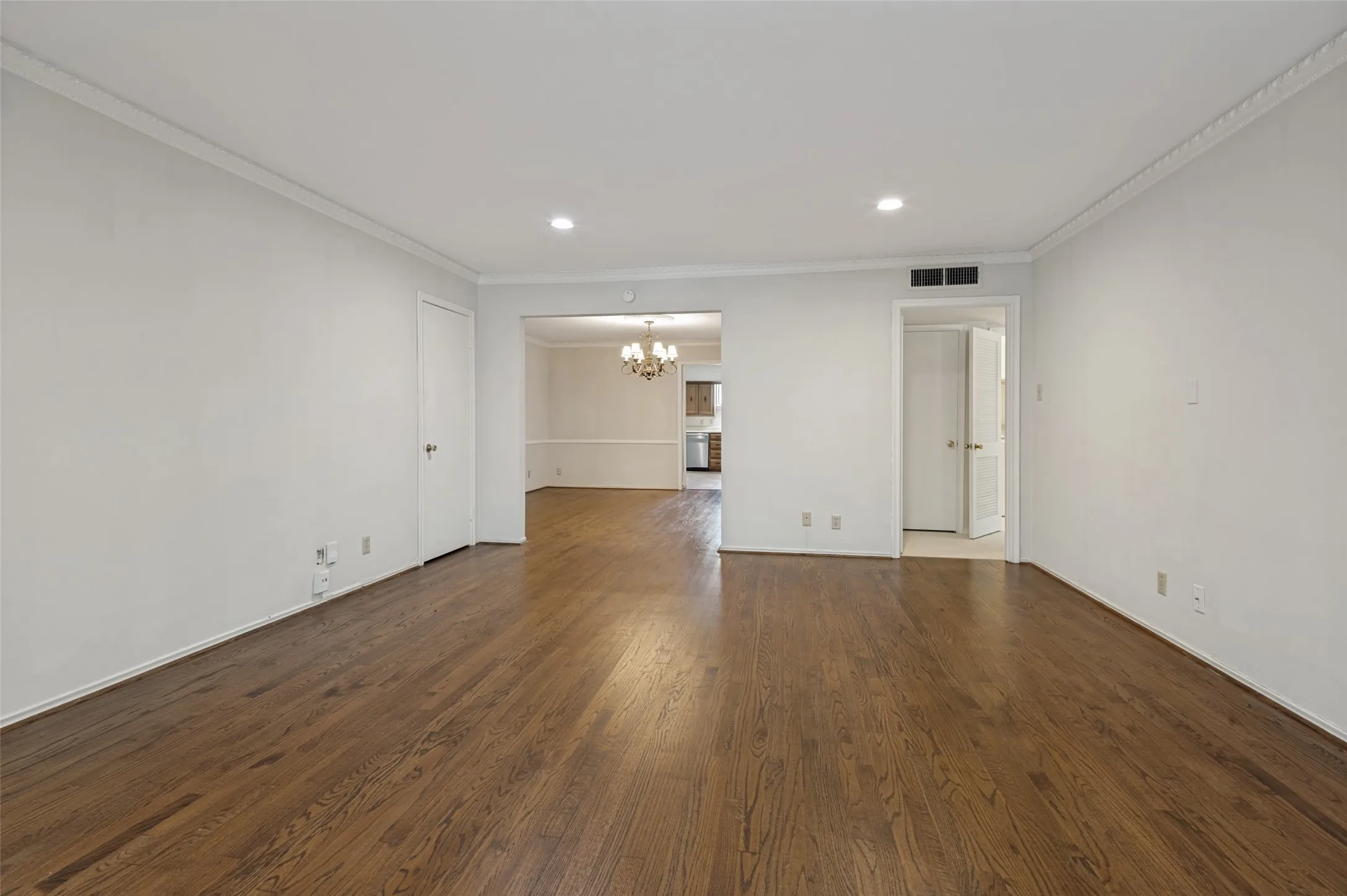 Condominium For Rent in Dallas County , 6211 Bandera Avenue D, Dallas, Texas 75225, 2 Bedroom, 2 Bathroom, Garage spaces, 1,488 Sqft, built in 1958, mls#21411171, Real Estate Agent in Dallas, Homes For Rent in Dallas county, Homes For Rent in Dallas, Realtor in Dallas Texas, Real Estate Brokerage Independent Realty Texas, Luminita Cordes Realtor