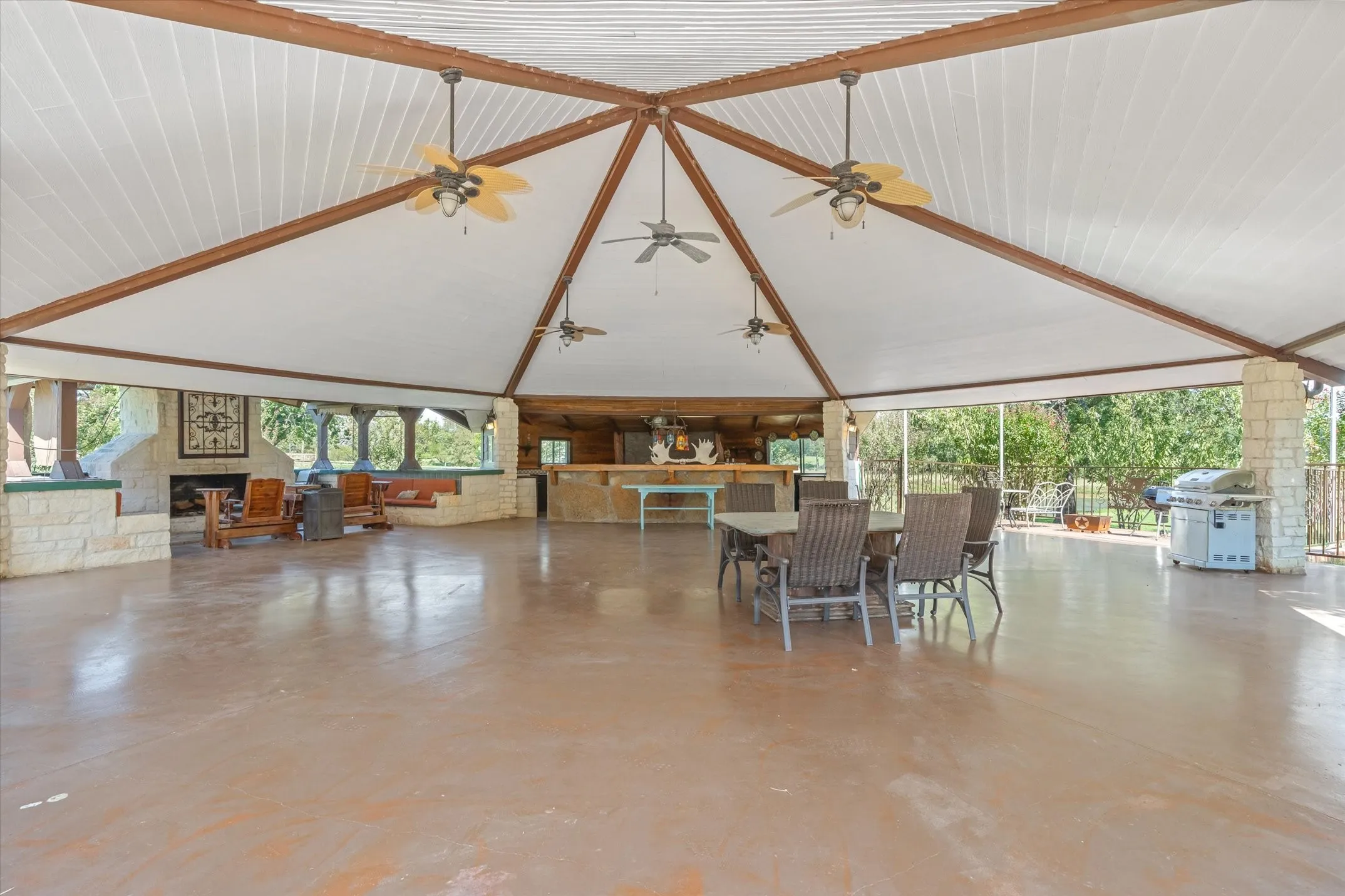 Cabana by pool, huge with wet bar, multiple ceiling fans, room for large gatherings and entertainment.