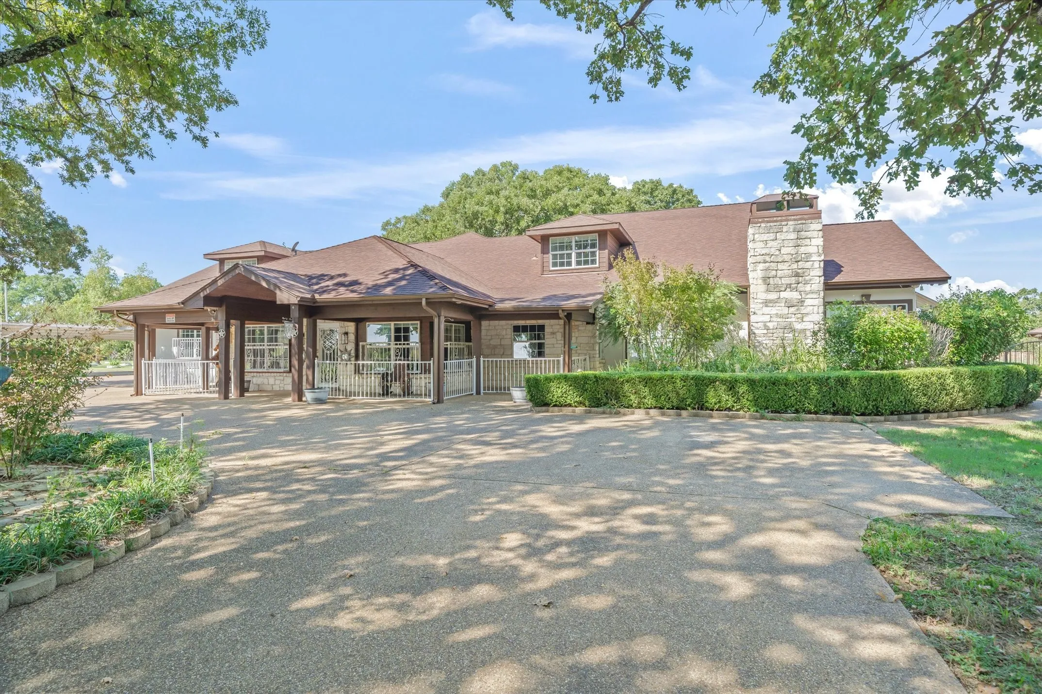Farm For Sale in Van Zandt County , 323 VZ County Road 3507, Edgewood, Texas 75117, 6 Bedroom, 6 Bathroom, 3 Garage spaces, 6,164 Sqft, built in 2003, mls#21387487, Real Estate Agent in Edgewood, Homes For Sale in Van Zandt county, Homes For Sale in Edgewood, Realtor in Edgewood Texas, Real Estate Brokerage Independent Realty Texas, Luminita Cordes Realtor