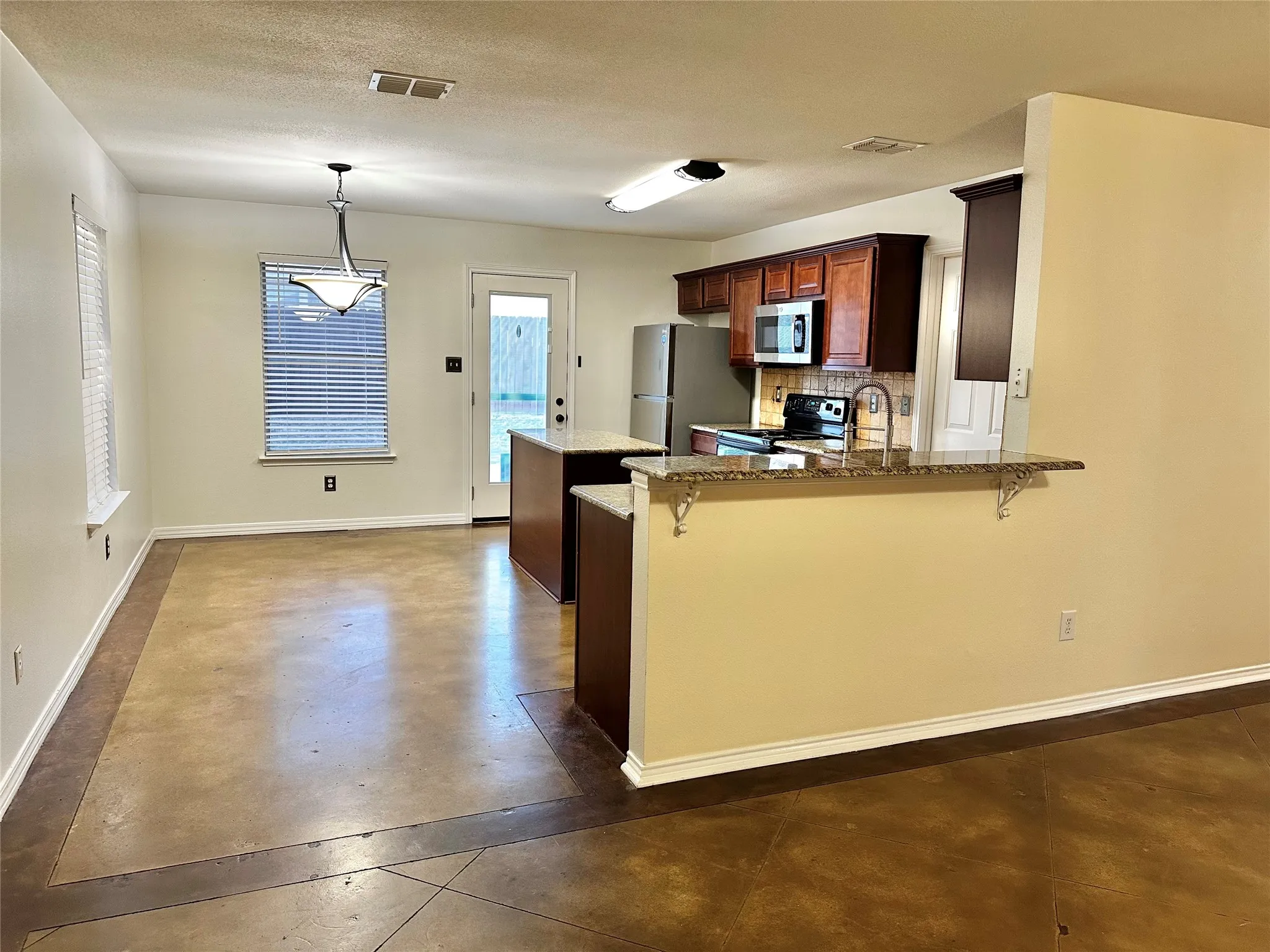 Single Family Residence For Rent in Tarrant County , 1012 Triple Crown Drive, Fort Worth, Texas 76179, 3 Bedroom, 2 Bathroom, 2 Garage spaces, 1,582 Sqft, built in 1999, mls#21409285, Real Estate Agent in Fort Worth, Homes For Rent in Tarrant county, Homes For Rent in Fort Worth, Realtor in Fort Worth Texas, Real Estate Brokerage Independent Realty Texas, Luminita Cordes Realtor