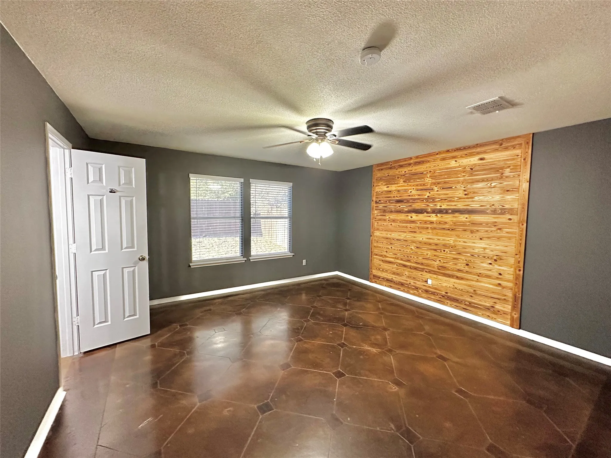 Single Family Residence For Rent in Tarrant County , 1012 Triple Crown Drive, Fort Worth, Texas 76179, 3 Bedroom, 2 Bathroom, 2 Garage spaces, 1,582 Sqft, built in 1999, mls#21409285, Real Estate Agent in Fort Worth, Homes For Rent in Tarrant county, Homes For Rent in Fort Worth, Realtor in Fort Worth Texas, Real Estate Brokerage Independent Realty Texas, Luminita Cordes Realtor