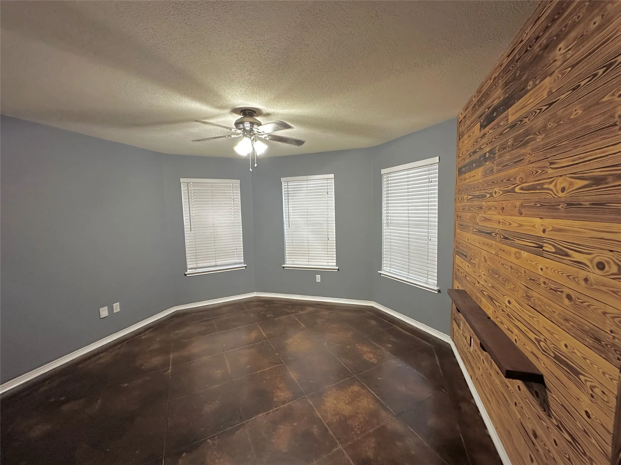 Single Family Residence For Rent in Tarrant County , 1012 Triple Crown Drive, Fort Worth, Texas 76179, 3 Bedroom, 2 Bathroom, 2 Garage spaces, 1,582 Sqft, built in 1999, mls#21409285, Real Estate Agent in Fort Worth, Homes For Rent in Tarrant county, Homes For Rent in Fort Worth, Realtor in Fort Worth Texas, Real Estate Brokerage Independent Realty Texas, Luminita Cordes Realtor
