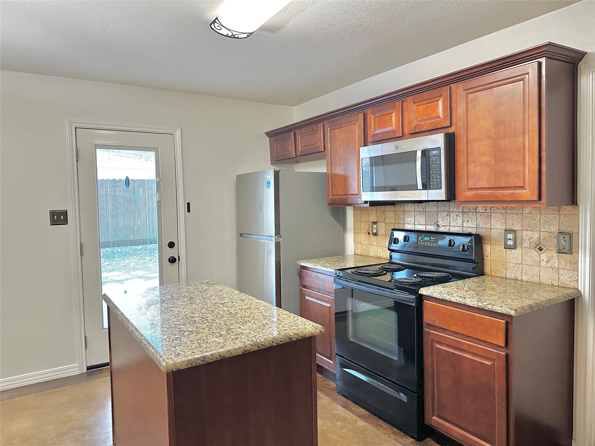 Single Family Residence For Rent in Tarrant County , 1012 Triple Crown Drive, Fort Worth, Texas 76179, 3 Bedroom, 2 Bathroom, 2 Garage spaces, 1,582 Sqft, built in 1999, mls#21409285, Real Estate Agent in Fort Worth, Homes For Rent in Tarrant county, Homes For Rent in Fort Worth, Realtor in Fort Worth Texas, Real Estate Brokerage Independent Realty Texas, Luminita Cordes Realtor