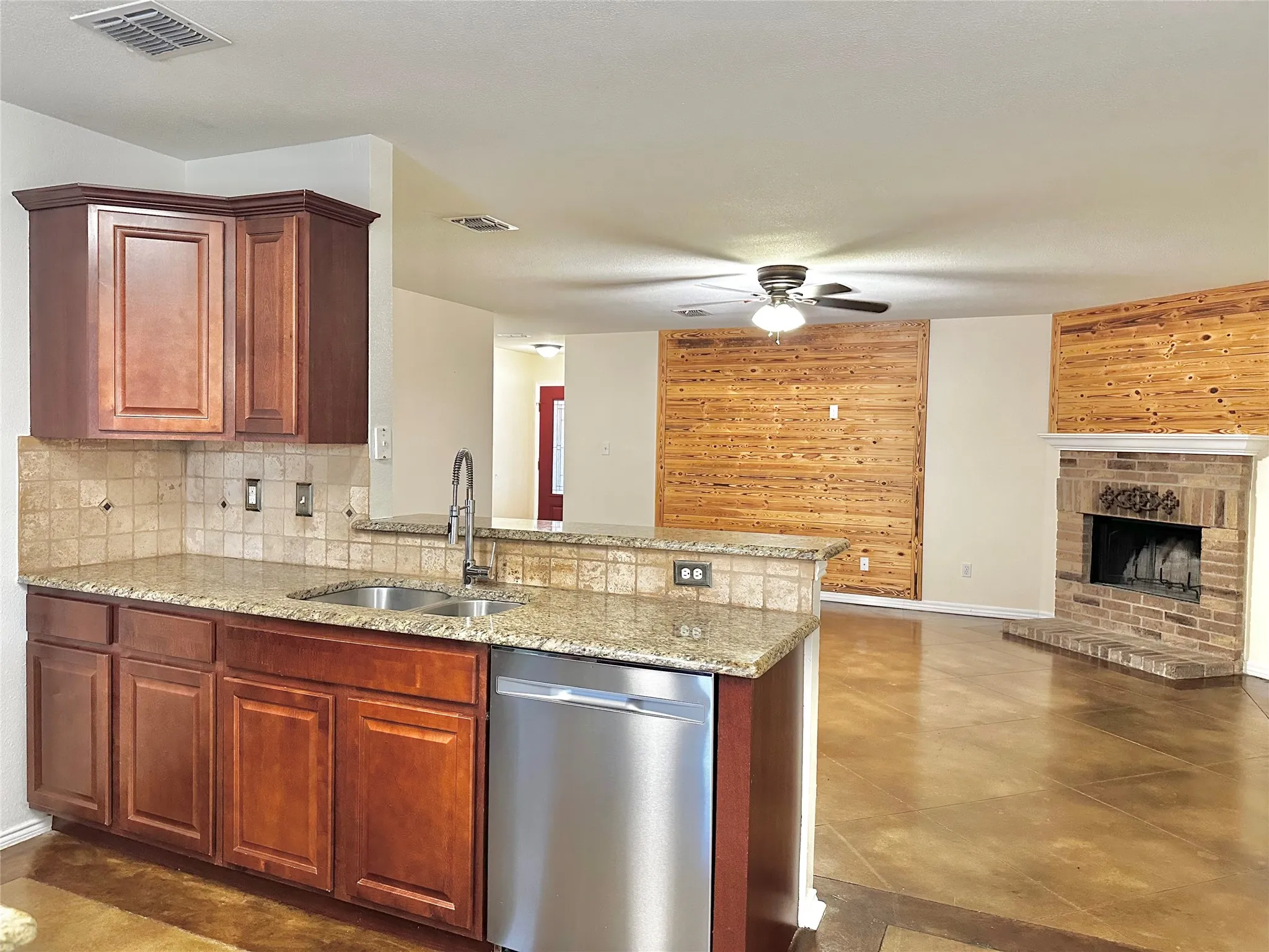 Single Family Residence For Rent in Tarrant County , 1012 Triple Crown Drive, Fort Worth, Texas 76179, 3 Bedroom, 2 Bathroom, 2 Garage spaces, 1,582 Sqft, built in 1999, mls#21409285, Real Estate Agent in Fort Worth, Homes For Rent in Tarrant county, Homes For Rent in Fort Worth, Realtor in Fort Worth Texas, Real Estate Brokerage Independent Realty Texas, Luminita Cordes Realtor