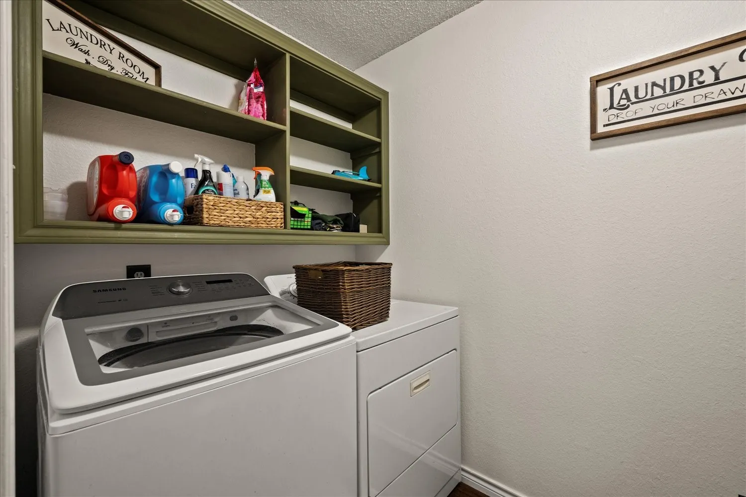 Single Family Residence For Sale in Hunt County , 4715 Dell Drive, Greenville, Texas 75401, 3 Bedroom, 2 Bathroom, Garage spaces, 2,328 Sqft, built in 1987, mls#21411180, Real Estate Agent in Greenville, Homes For Sale in Hunt county, Homes For Sale in Greenville, Realtor in Greenville Texas, Real Estate Brokerage Independent Realty Texas, Luminita Cordes Realtor