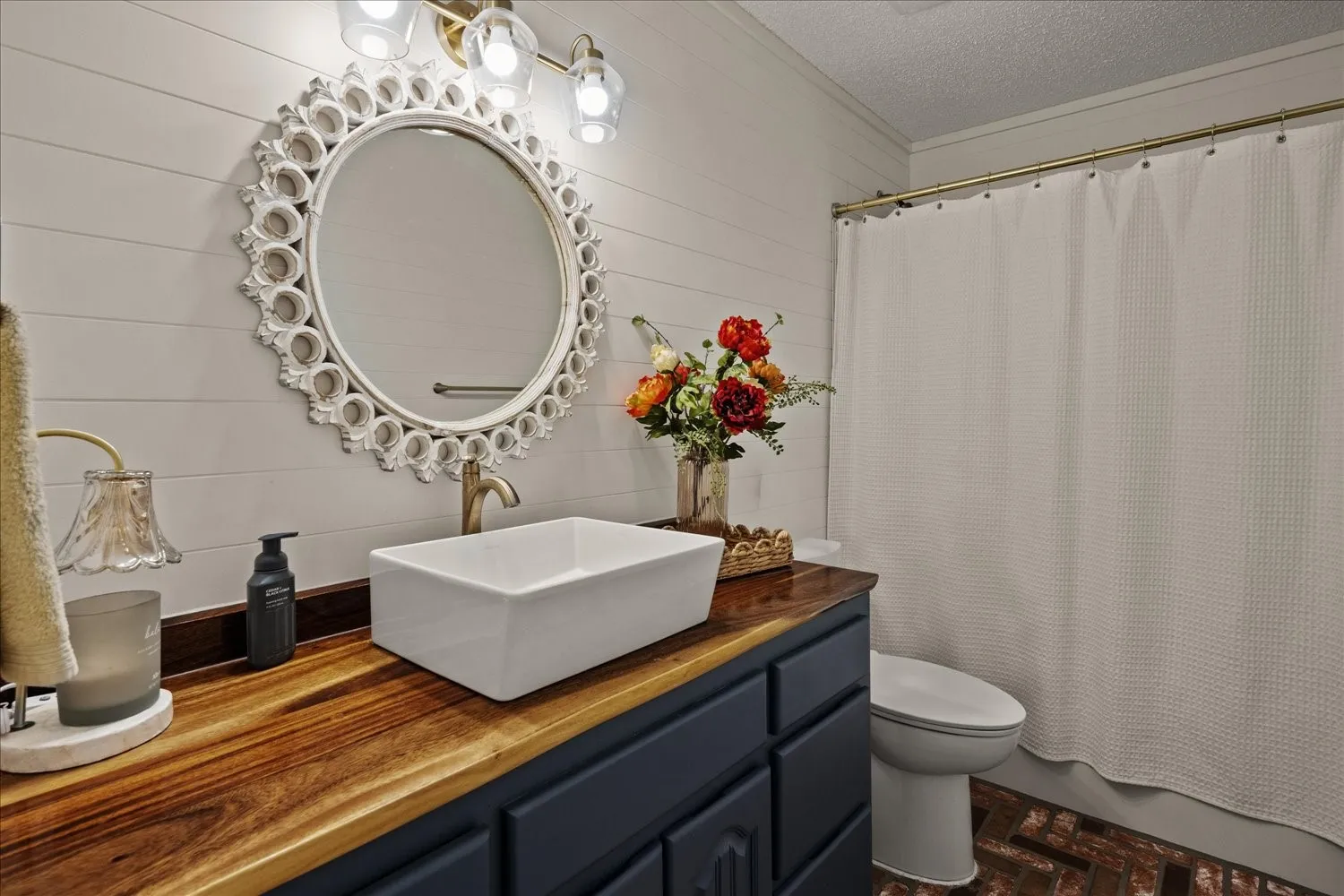 Single Family Residence For Sale in Hunt County , 4715 Dell Drive, Greenville, Texas 75401, 3 Bedroom, 2 Bathroom, Garage spaces, 2,328 Sqft, built in 1987, mls#21411180, Real Estate Agent in Greenville, Homes For Sale in Hunt county, Homes For Sale in Greenville, Realtor in Greenville Texas, Real Estate Brokerage Independent Realty Texas, Luminita Cordes Realtor