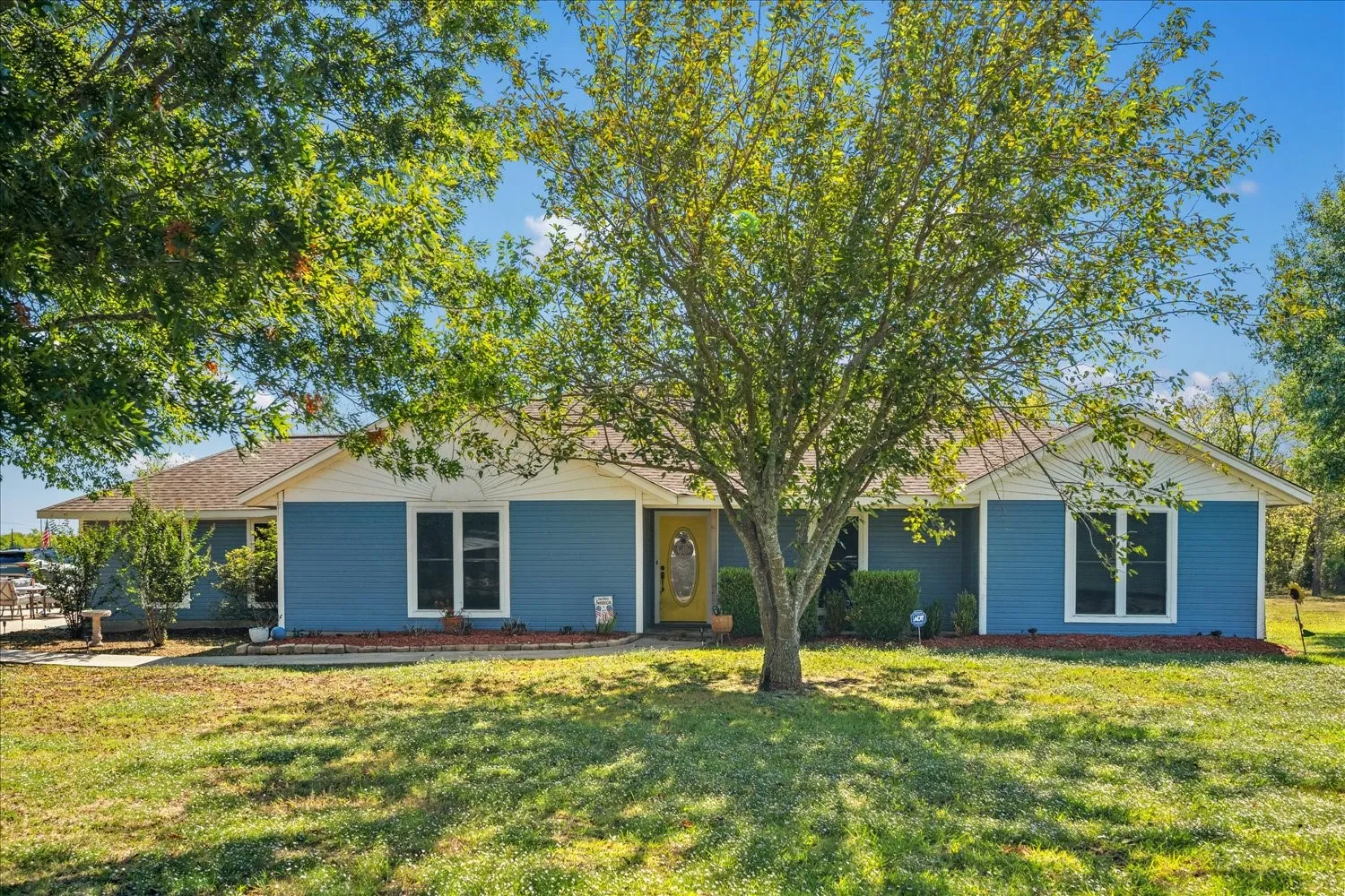 Single Family Residence For Sale in Hunt County , 4715 Dell Drive, Greenville, Texas 75401, 3 Bedroom, 2 Bathroom, Garage spaces, 2,328 Sqft, built in 1987, mls#21411180, Real Estate Agent in Greenville, Homes For Sale in Hunt county, Homes For Sale in Greenville, Realtor in Greenville Texas, Real Estate Brokerage Independent Realty Texas, Luminita Cordes Realtor