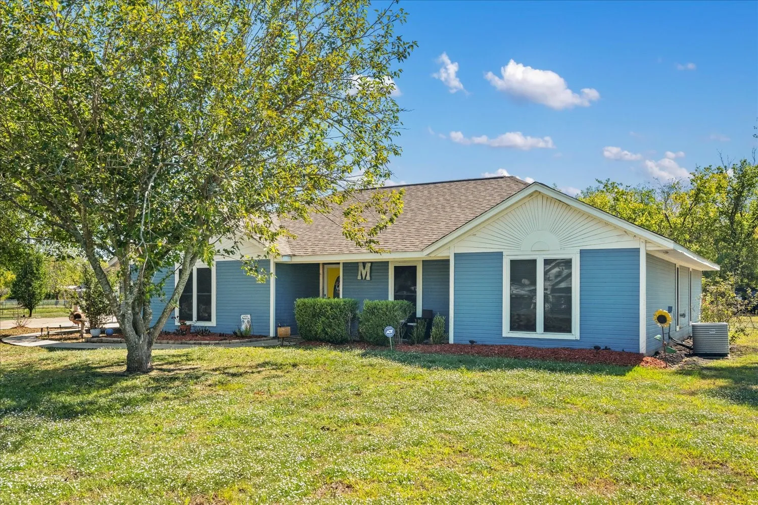Single Family Residence For Sale in Hunt County , 4715 Dell Drive, Greenville, Texas 75401, 3 Bedroom, 2 Bathroom, Garage spaces, 2,328 Sqft, built in 1987, mls#21411180, Real Estate Agent in Greenville, Homes For Sale in Hunt county, Homes For Sale in Greenville, Realtor in Greenville Texas, Real Estate Brokerage Independent Realty Texas, Luminita Cordes Realtor