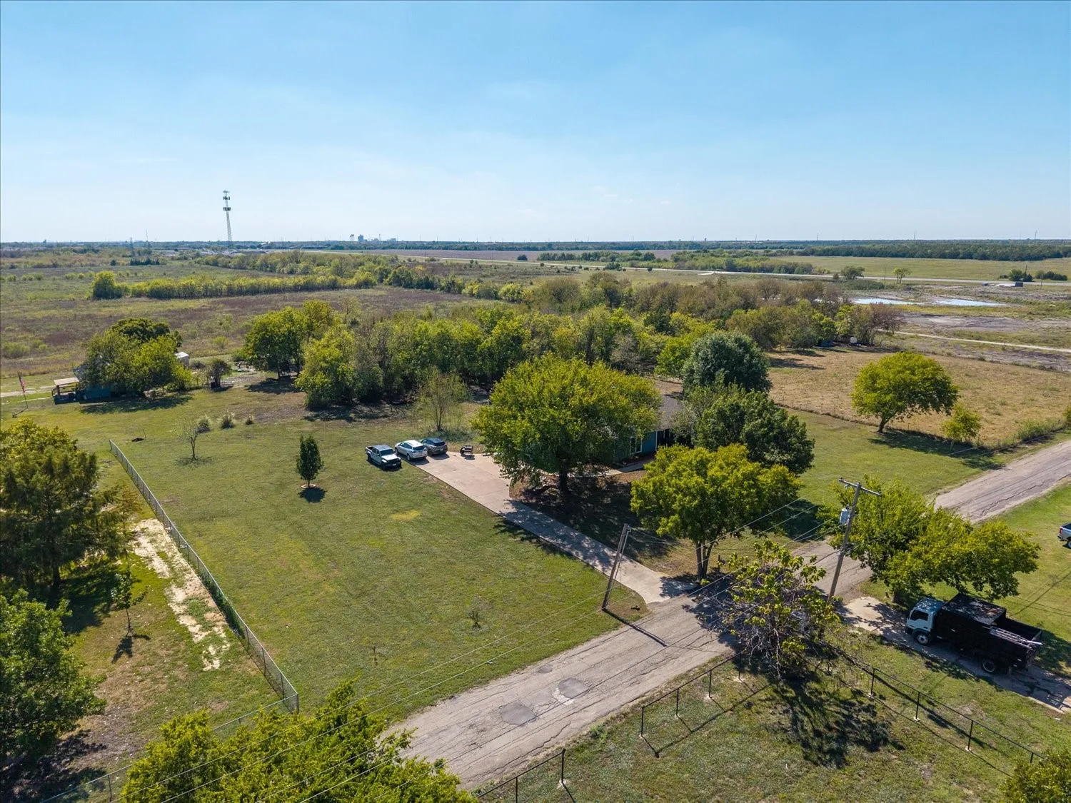 Single Family Residence For Sale in Hunt County , 4715 Dell Drive, Greenville, Texas 75401, 3 Bedroom, 2 Bathroom, Garage spaces, 2,328 Sqft, built in 1987, mls#21411180, Real Estate Agent in Greenville, Homes For Sale in Hunt county, Homes For Sale in Greenville, Realtor in Greenville Texas, Real Estate Brokerage Independent Realty Texas, Luminita Cordes Realtor