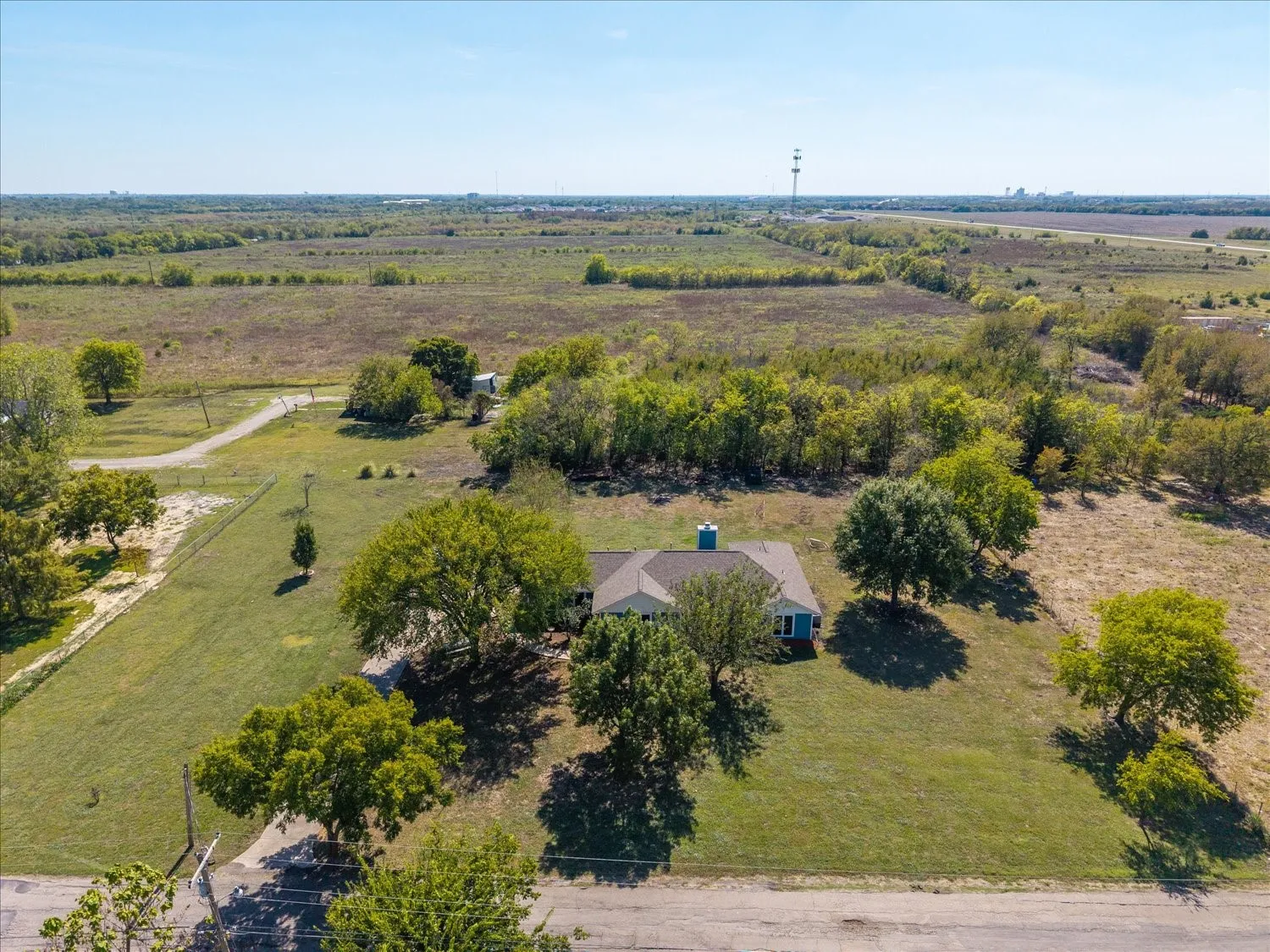 Single Family Residence For Sale in Hunt County , 4715 Dell Drive, Greenville, Texas 75401, 3 Bedroom, 2 Bathroom, Garage spaces, 2,328 Sqft, built in 1987, mls#21411180, Real Estate Agent in Greenville, Homes For Sale in Hunt county, Homes For Sale in Greenville, Realtor in Greenville Texas, Real Estate Brokerage Independent Realty Texas, Luminita Cordes Realtor