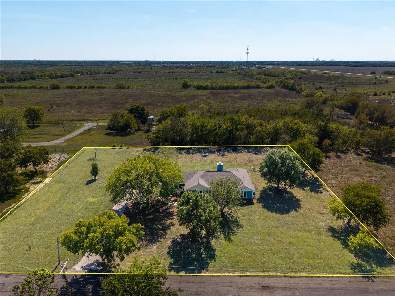 Single Family Residence For Sale in Hunt County , 4715 Dell Drive, Greenville, Texas 75401, 3 Bedroom, 2 Bathroom, Garage spaces, 2,328 Sqft, built in 1987, mls#21411180, Real Estate Agent in Greenville, Homes For Sale in Hunt county, Homes For Sale in Greenville, Realtor in Greenville Texas, Real Estate Brokerage Independent Realty Texas, Luminita Cordes Realtor
