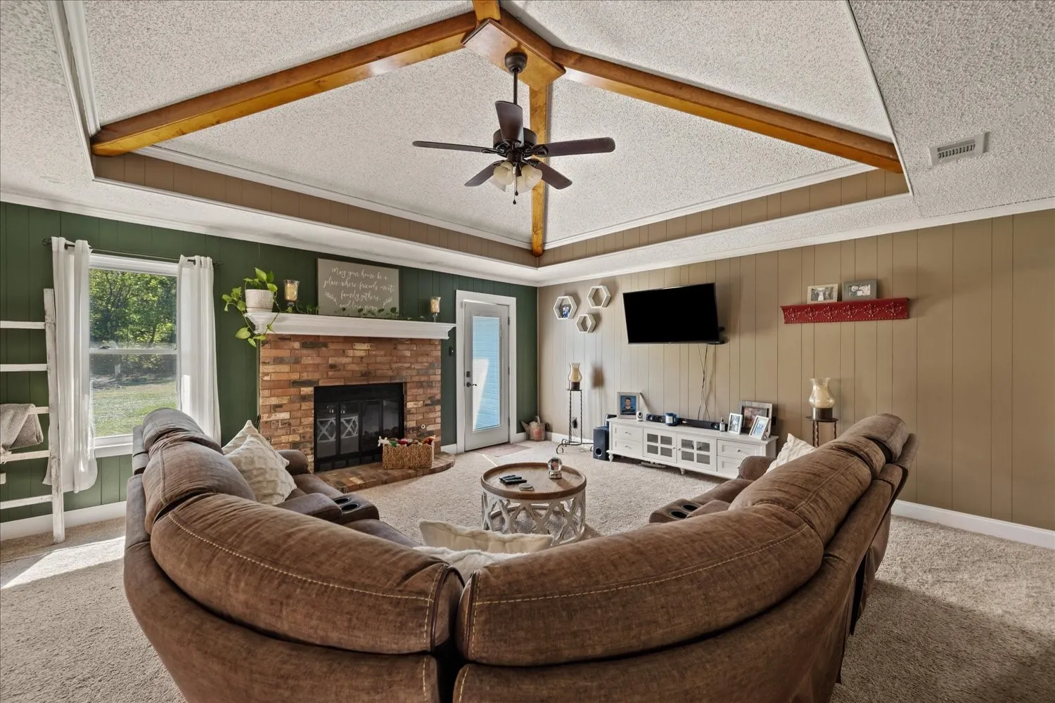 Single Family Residence For Sale in Hunt County , 4715 Dell Drive, Greenville, Texas 75401, 3 Bedroom, 2 Bathroom, Garage spaces, 2,328 Sqft, built in 1987, mls#21411180, Real Estate Agent in Greenville, Homes For Sale in Hunt county, Homes For Sale in Greenville, Realtor in Greenville Texas, Real Estate Brokerage Independent Realty Texas, Luminita Cordes Realtor