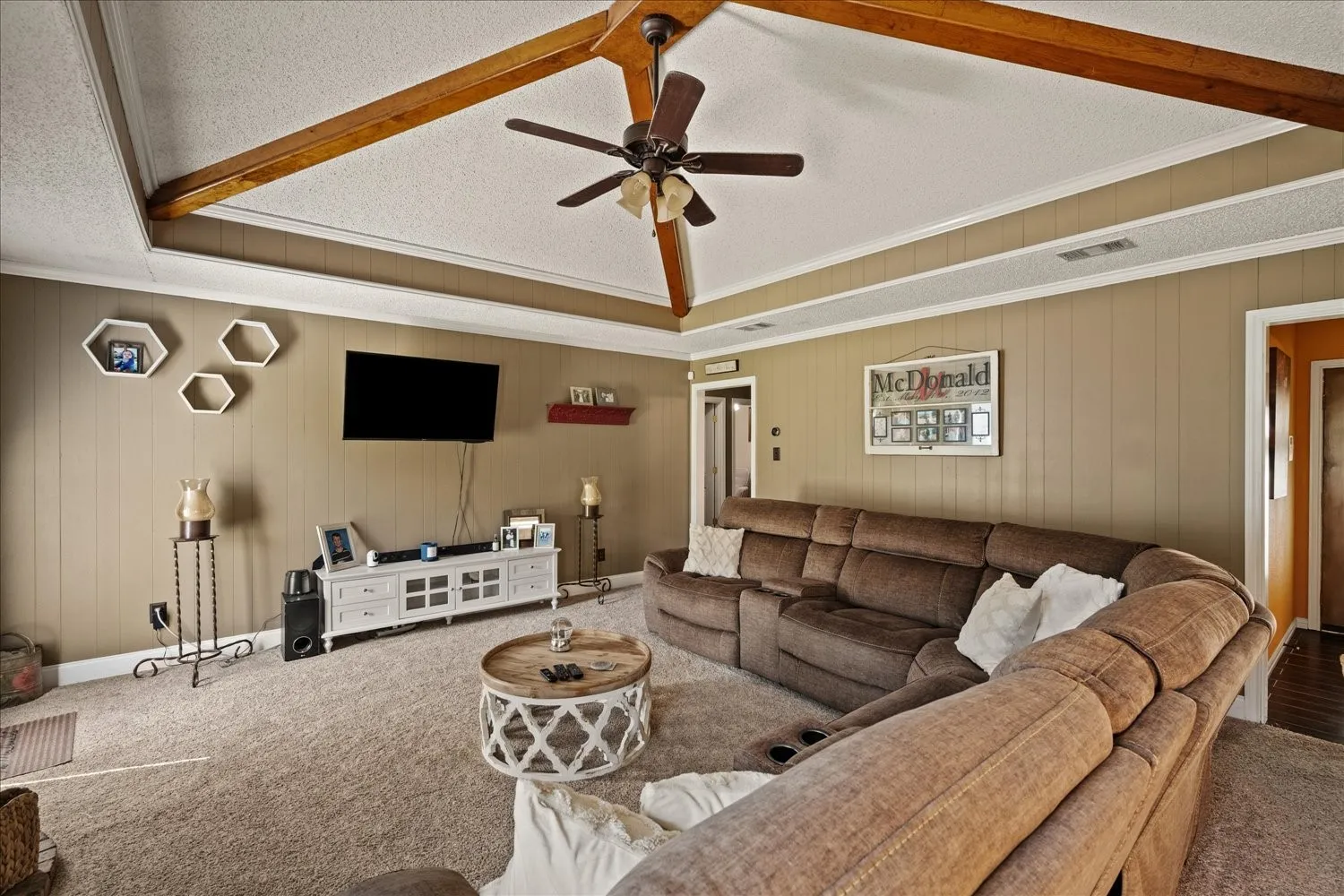 Single Family Residence For Sale in Hunt County , 4715 Dell Drive, Greenville, Texas 75401, 3 Bedroom, 2 Bathroom, Garage spaces, 2,328 Sqft, built in 1987, mls#21411180, Real Estate Agent in Greenville, Homes For Sale in Hunt county, Homes For Sale in Greenville, Realtor in Greenville Texas, Real Estate Brokerage Independent Realty Texas, Luminita Cordes Realtor