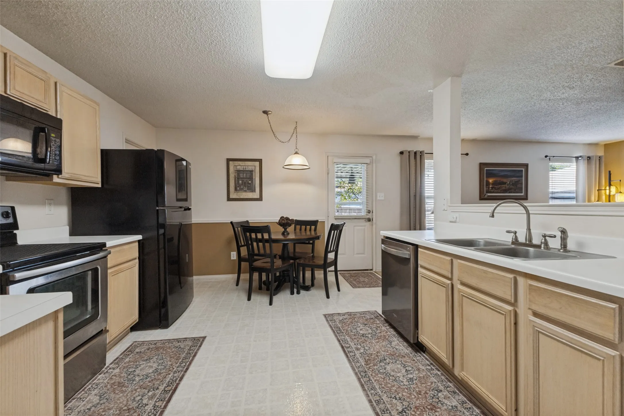 Spacious eat-in kitchen with lots of counter/cabinet space