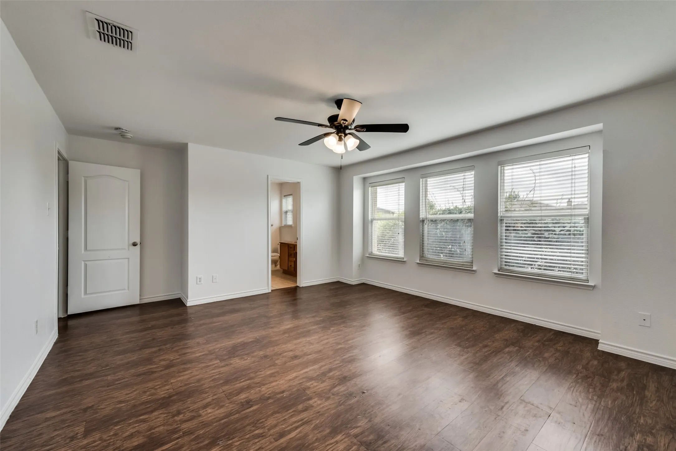 Single Family Residence For Sale in Dallas County , 2133 Lone Pecan Drive, Mesquite, Texas 75181, 4 Bedroom, 2 Bathroom, 2 Garage spaces, 1,800 Sqft, built in 2006, mls#21411200, Real Estate Agent in Mesquite, Homes For Sale in Dallas county, Homes For Sale in Mesquite, Realtor in Mesquite Texas, Real Estate Brokerage Independent Realty Texas, Luminita Cordes Realtor