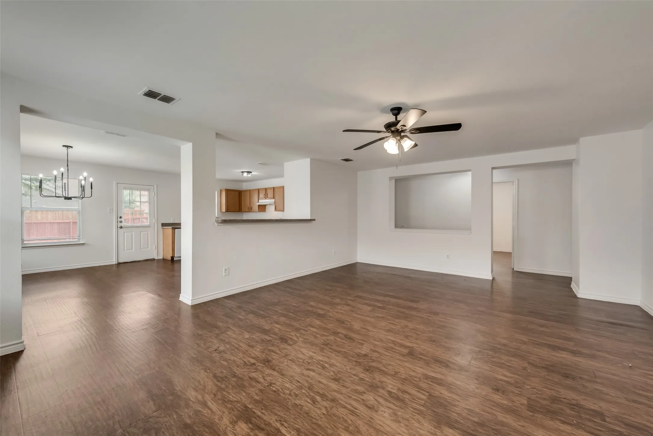 Single Family Residence For Sale in Dallas County , 2133 Lone Pecan Drive, Mesquite, Texas 75181, 4 Bedroom, 2 Bathroom, 2 Garage spaces, 1,800 Sqft, built in 2006, mls#21411200, Real Estate Agent in Mesquite, Homes For Sale in Dallas county, Homes For Sale in Mesquite, Realtor in Mesquite Texas, Real Estate Brokerage Independent Realty Texas, Luminita Cordes Realtor