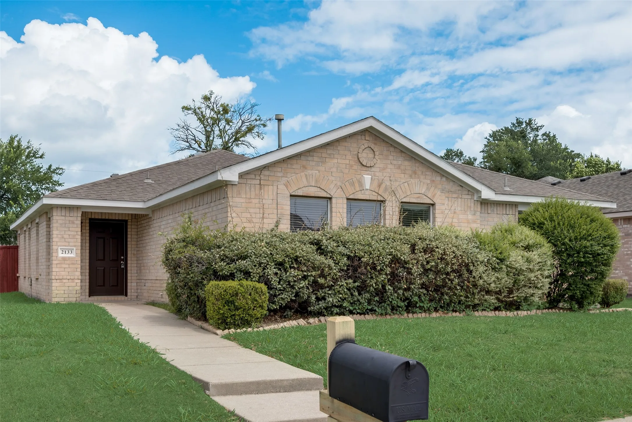Single Family Residence For Sale in Dallas County , 2133 Lone Pecan Drive, Mesquite, Texas 75181, 4 Bedroom, 2 Bathroom, 2 Garage spaces, 1,800 Sqft, built in 2006, mls#21411200, Real Estate Agent in Mesquite, Homes For Sale in Dallas county, Homes For Sale in Mesquite, Realtor in Mesquite Texas, Real Estate Brokerage Independent Realty Texas, Luminita Cordes Realtor