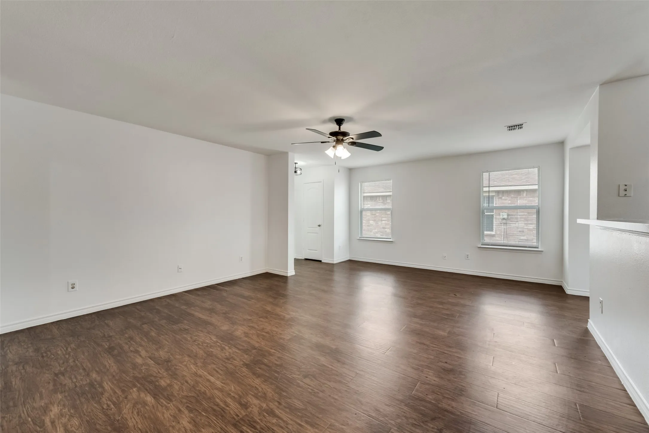 Single Family Residence For Sale in Dallas County , 2133 Lone Pecan Drive, Mesquite, Texas 75181, 4 Bedroom, 2 Bathroom, 2 Garage spaces, 1,800 Sqft, built in 2006, mls#21411200, Real Estate Agent in Mesquite, Homes For Sale in Dallas county, Homes For Sale in Mesquite, Realtor in Mesquite Texas, Real Estate Brokerage Independent Realty Texas, Luminita Cordes Realtor