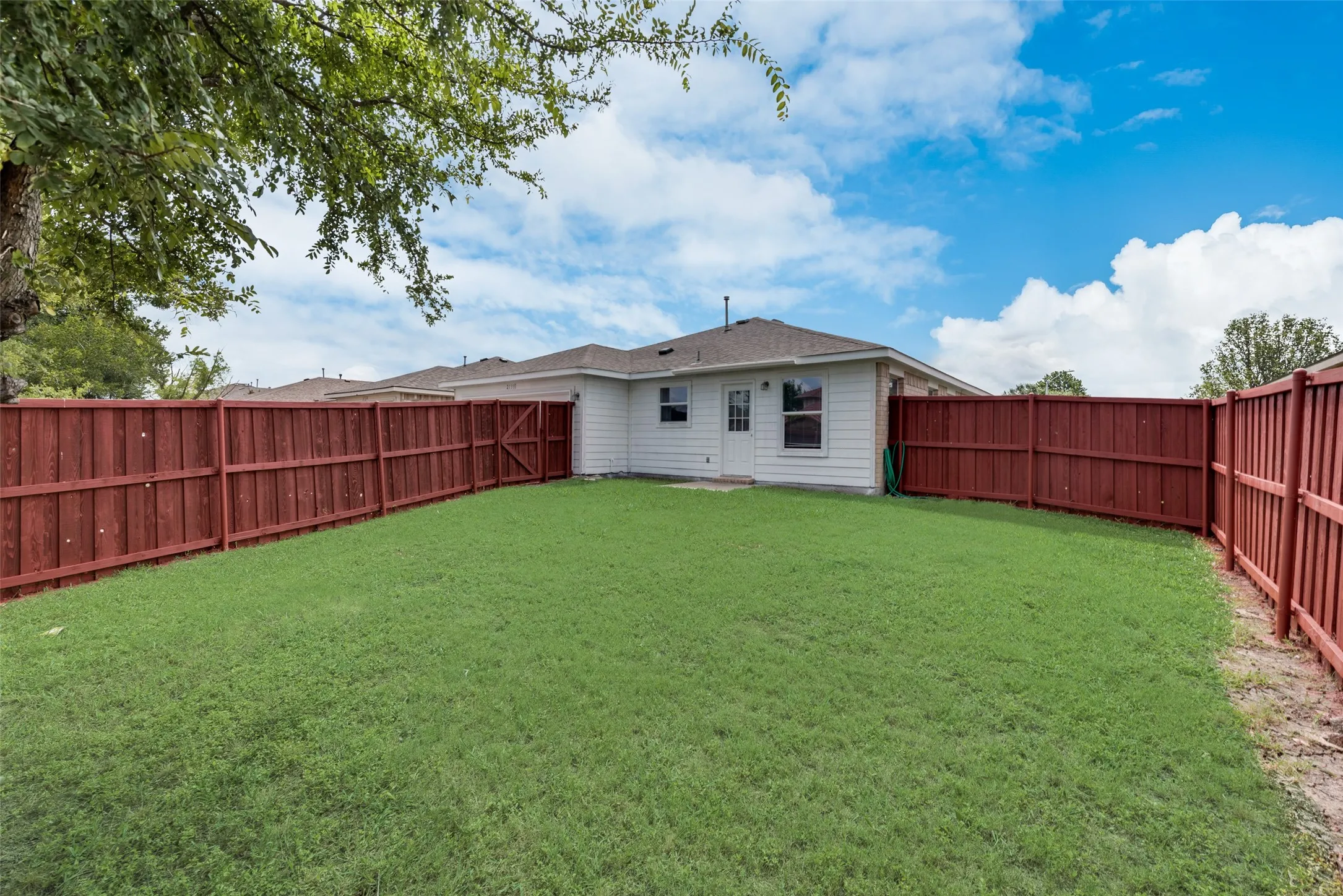 Single Family Residence For Sale in Dallas County , 2133 Lone Pecan Drive, Mesquite, Texas 75181, 4 Bedroom, 2 Bathroom, 2 Garage spaces, 1,800 Sqft, built in 2006, mls#21411200, Real Estate Agent in Mesquite, Homes For Sale in Dallas county, Homes For Sale in Mesquite, Realtor in Mesquite Texas, Real Estate Brokerage Independent Realty Texas, Luminita Cordes Realtor
