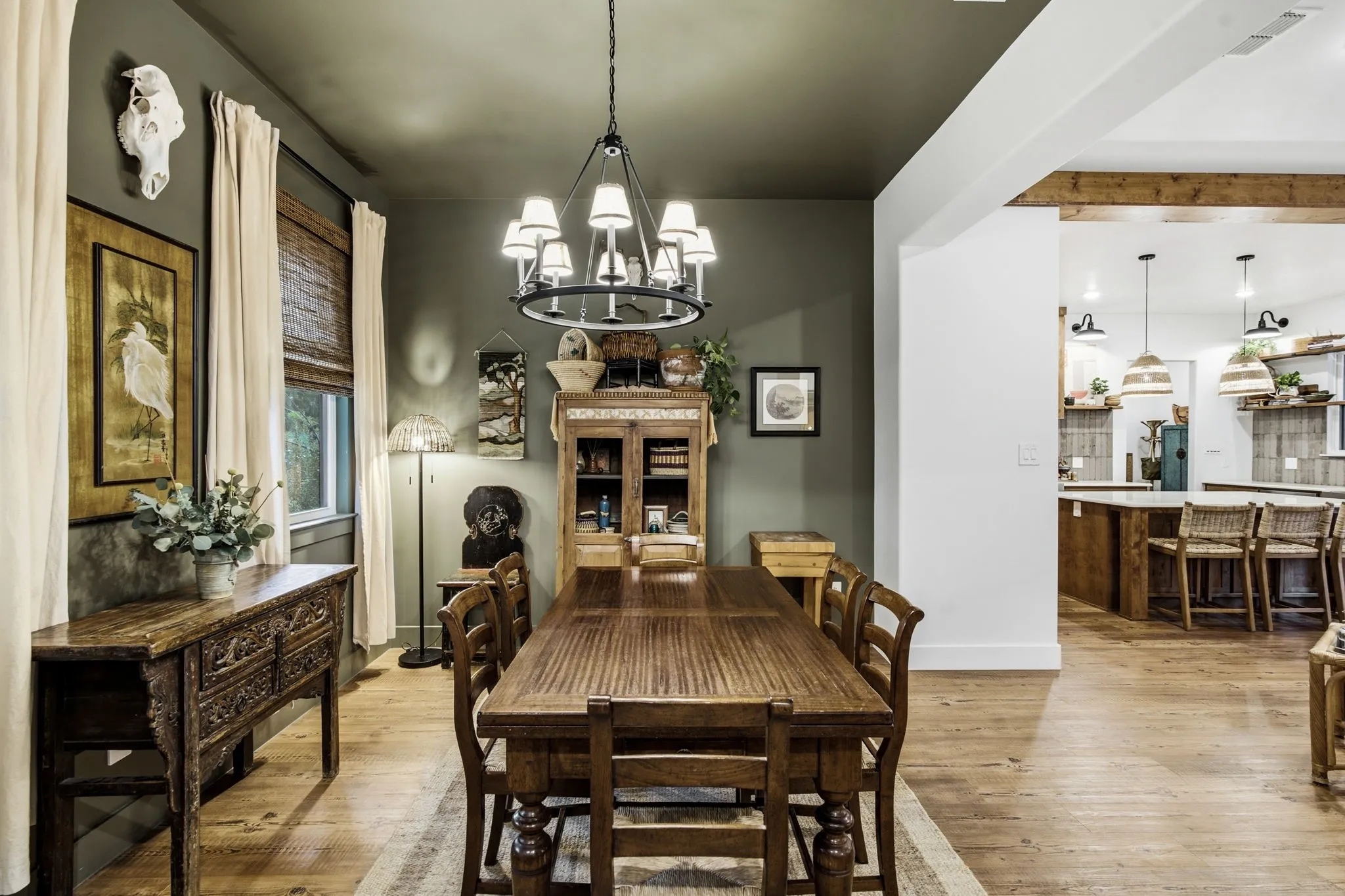 Dining area to kitchen