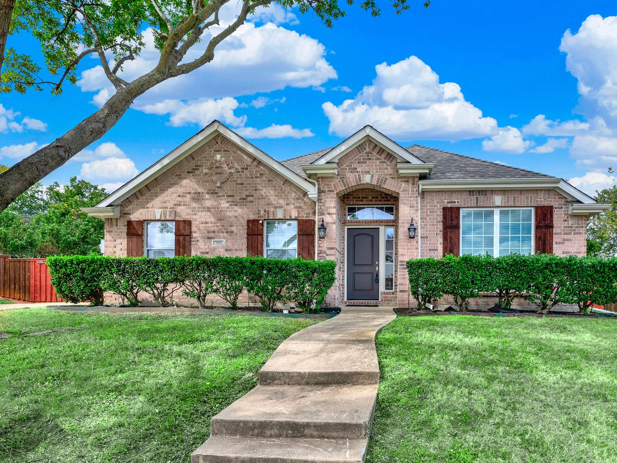 Single story home in quiet Quail Hollow Estates