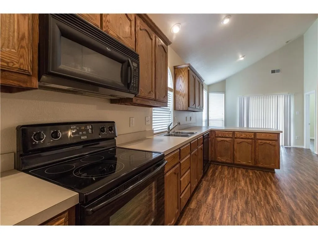 Single Family Residence For Rent in Tarrant County , 5000 Royal Burgess Drive, Fort Worth, Texas 76135, 4 Bedroom, 2 Bathroom, 2 Garage spaces, 1,670 Sqft, built in 2004, mls#21409801, Real Estate Agent in Fort Worth, Homes For Rent in Tarrant county, Homes For Rent in Fort Worth, Realtor in Fort Worth Texas, Real Estate Brokerage Independent Realty Texas, Luminita Cordes Realtor