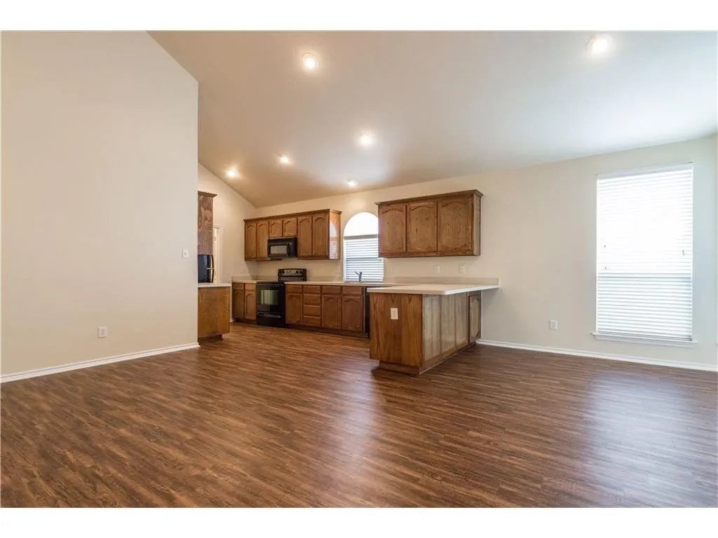 Single Family Residence For Rent in Tarrant County , 5000 Royal Burgess Drive, Fort Worth, Texas 76135, 4 Bedroom, 2 Bathroom, 2 Garage spaces, 1,670 Sqft, built in 2004, mls#21409801, Real Estate Agent in Fort Worth, Homes For Rent in Tarrant county, Homes For Rent in Fort Worth, Realtor in Fort Worth Texas, Real Estate Brokerage Independent Realty Texas, Luminita Cordes Realtor